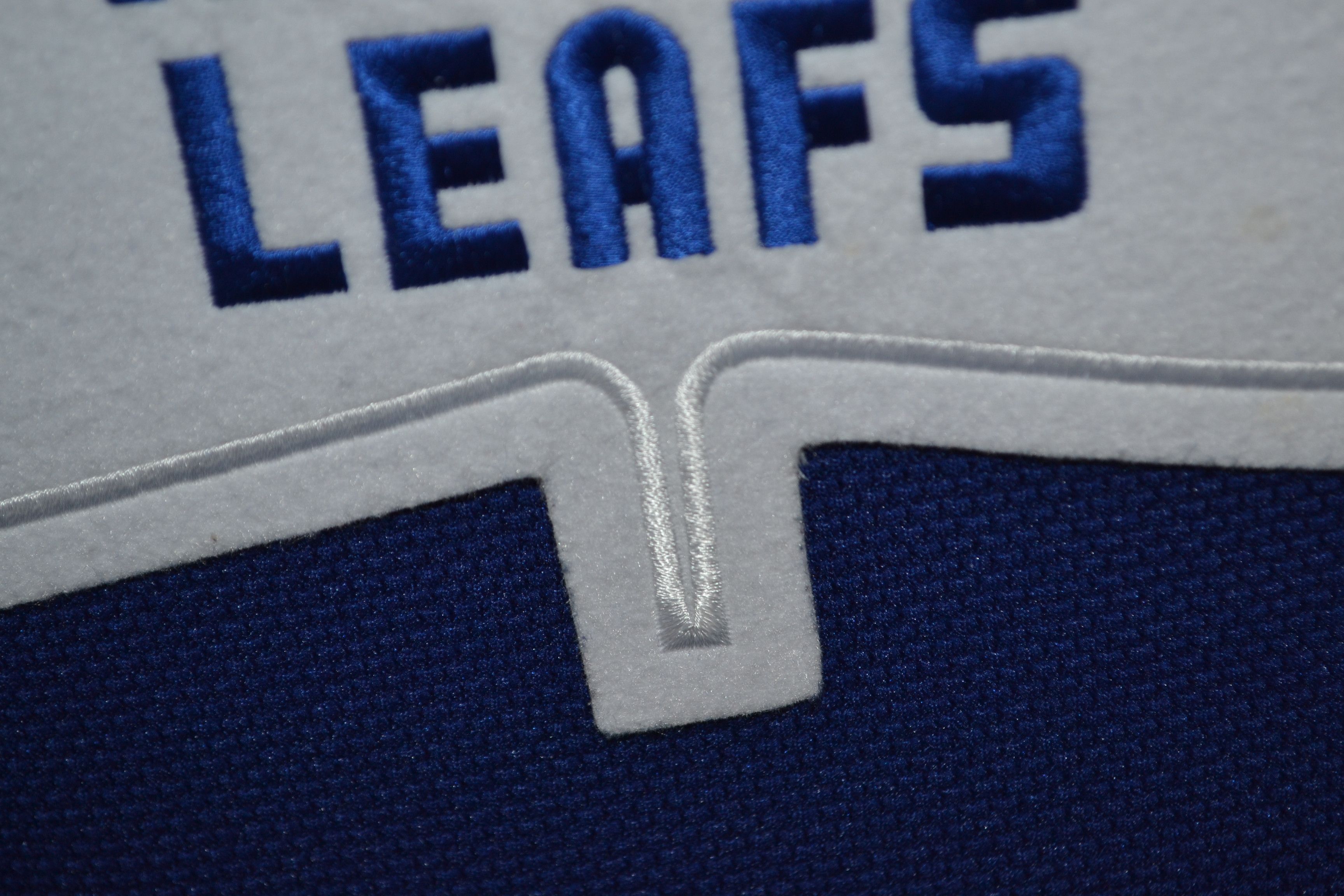 Reebok 2011 Toronto Maple Leafs Luke Schenn 2 Jersey XL