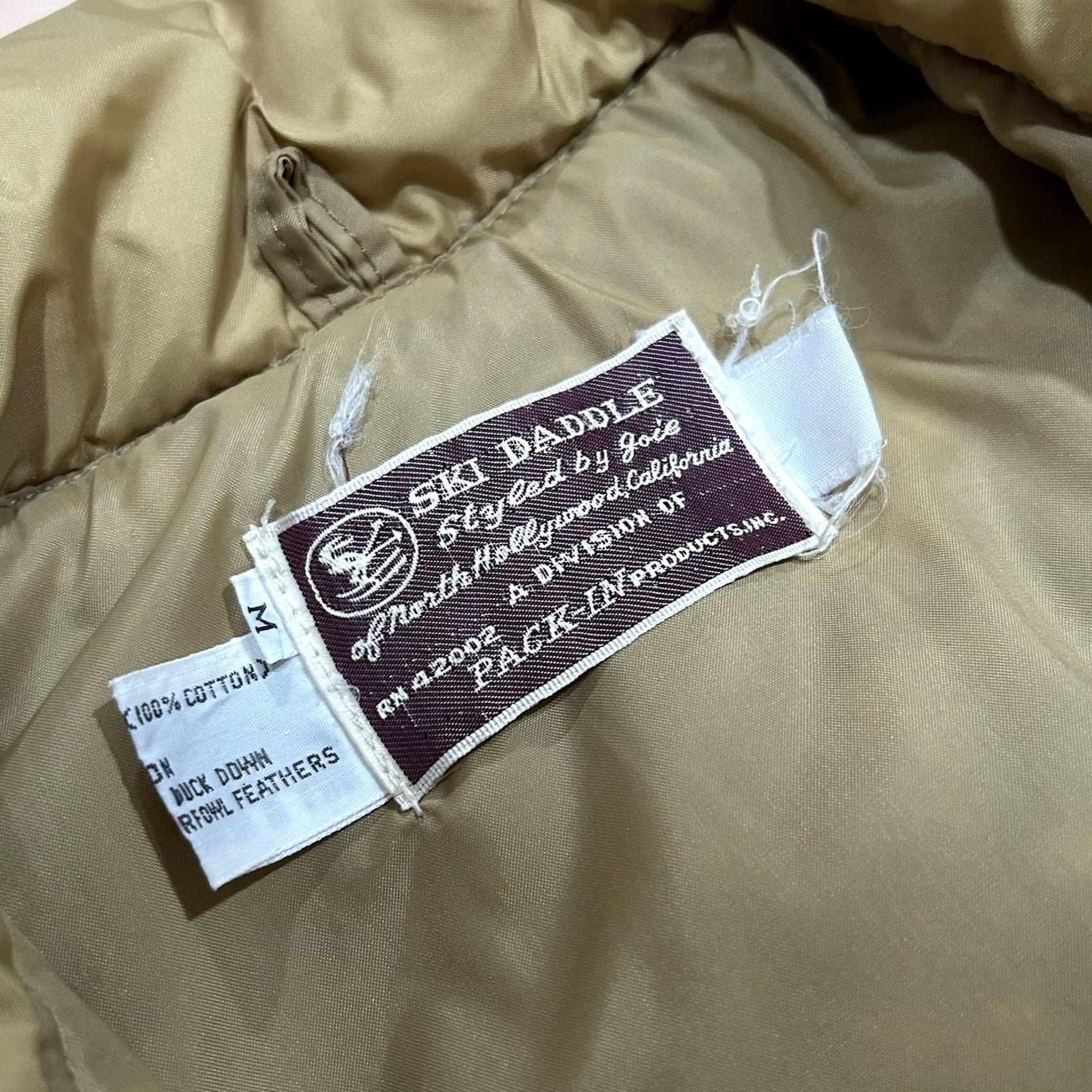 Vintage VINTAGE Ski Daddle Puffer Down Corduroy Vest Men’s M Beige Zip Pockets Solid 90s Skiing Casual Coat/Jacket Short Summer? Size US M / EU 48-50 / 2 - 4 Thumbnail