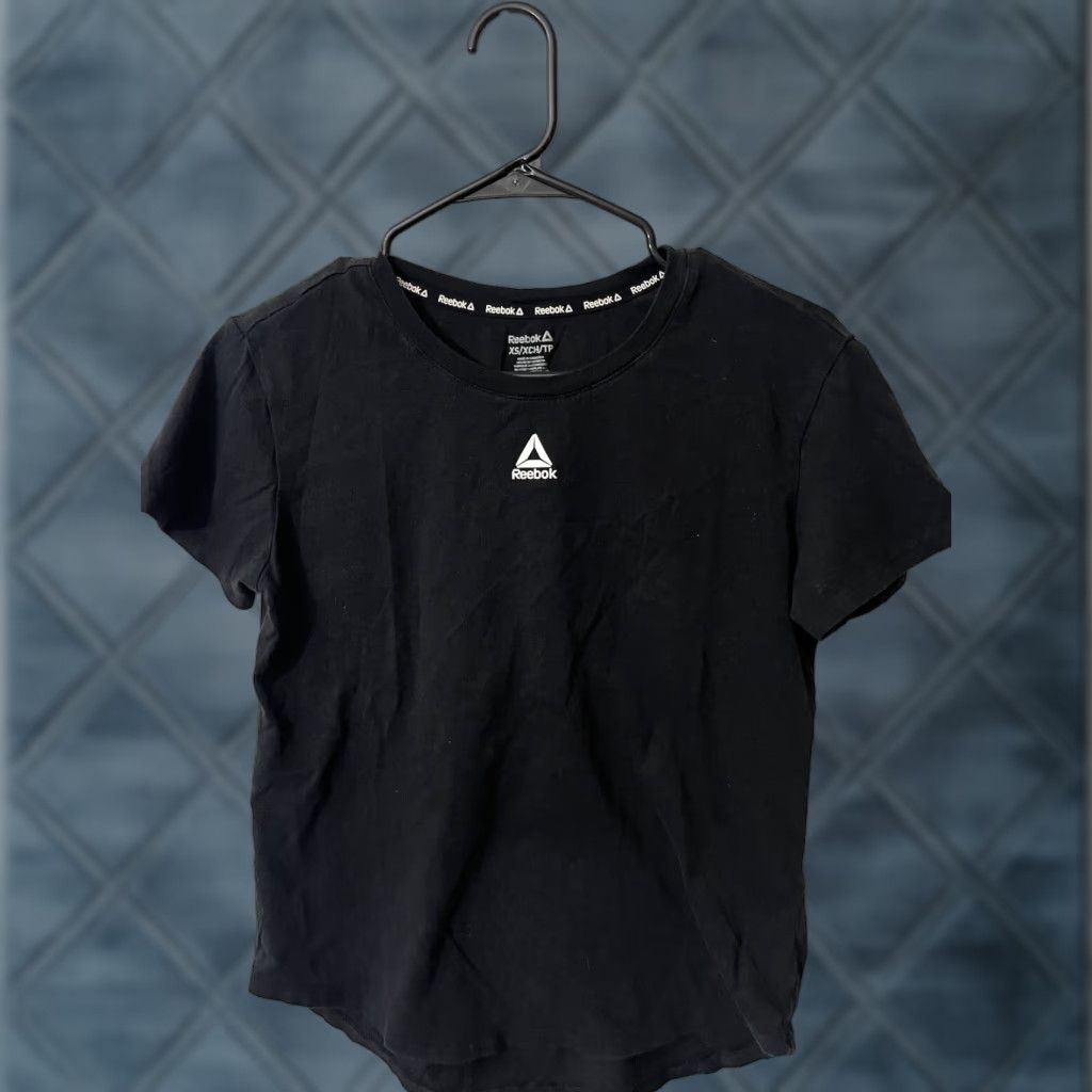Reebok VINTAGE Reebok T-Shirt Shirt Women XS Black Solid Short Sleeve Crew Neck Heart Theme EUC Size XS / US 0-2 / IT 36-38 - 1 Thumbnail