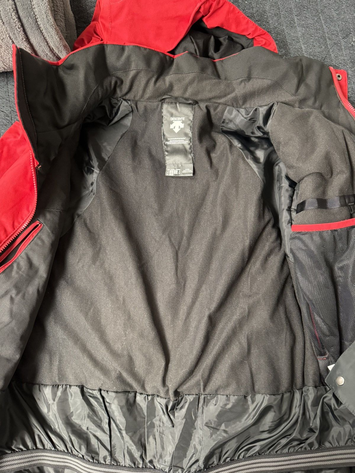 Descente almost new descuente winter jacket Size US M / EU 48-50 / 2 - 4 Thumbnail