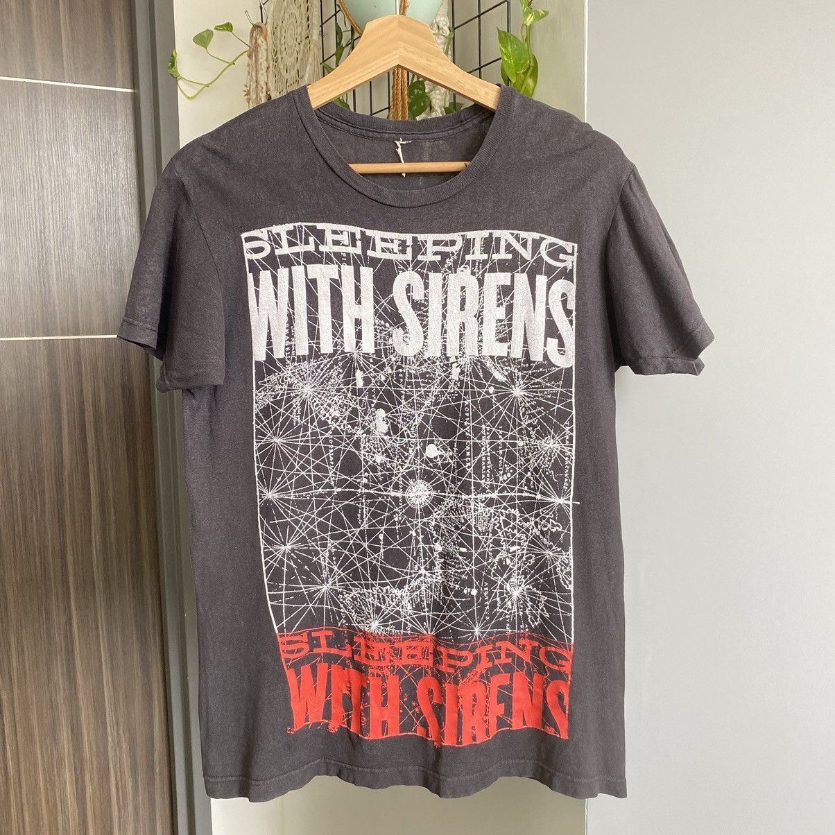Band Tees Thrashed Faded Sleeping With Sirens Hardcore Band ERD GRUNGE Size US M / EU 48-50 / 2 - 1 Thumbnail
