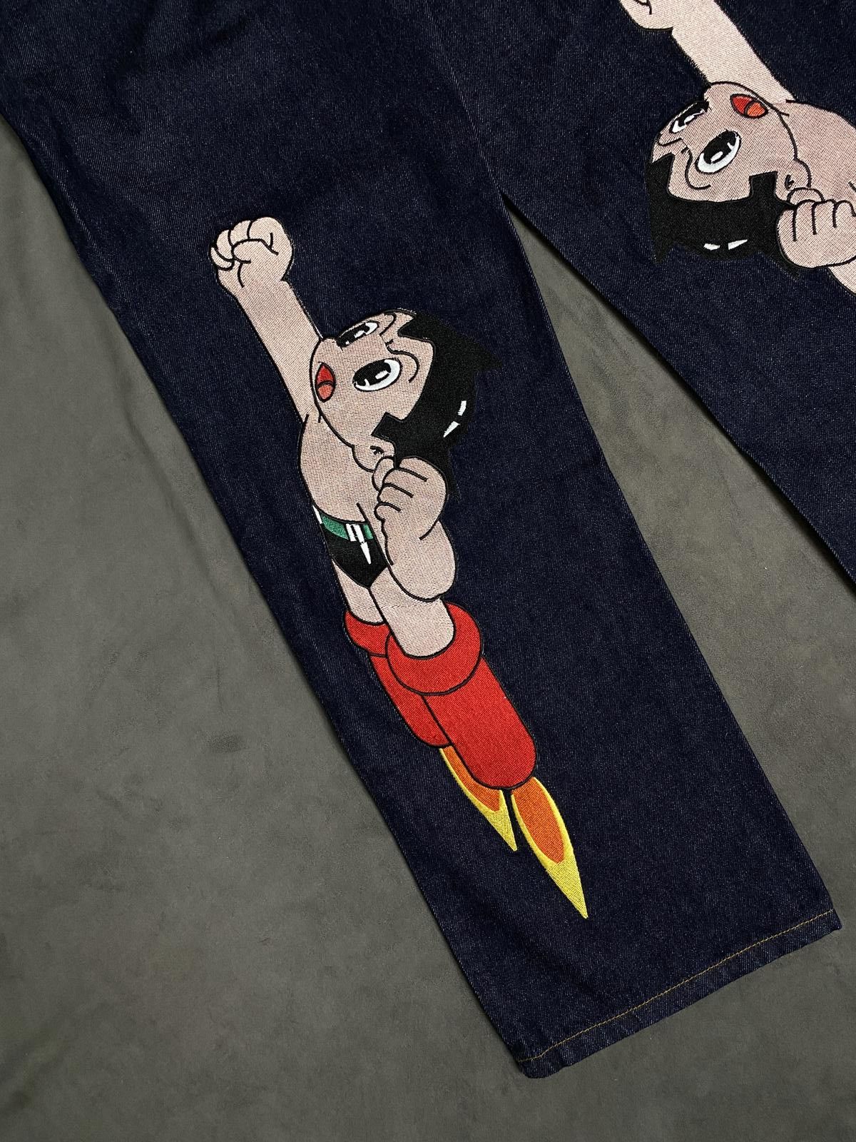 Japanese Brand Rare Astro Boy Graphic Design Denim Jeans 32 - Dark Wash Size US 34 / EU 50 - 2 Thumbnail