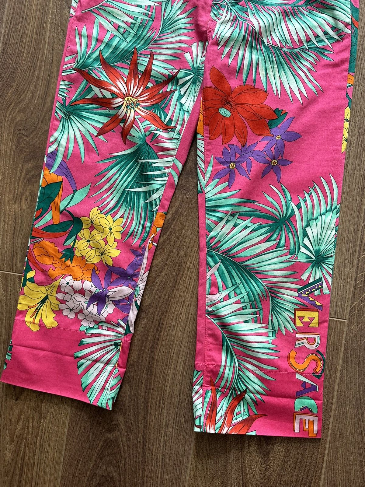 Versace Jeans Couture × Vintage Vintage Versace Jeans Couture Tropical Plants Cropped Pants Size 28" / US 6 / IT 42 - 2 Thumbnail