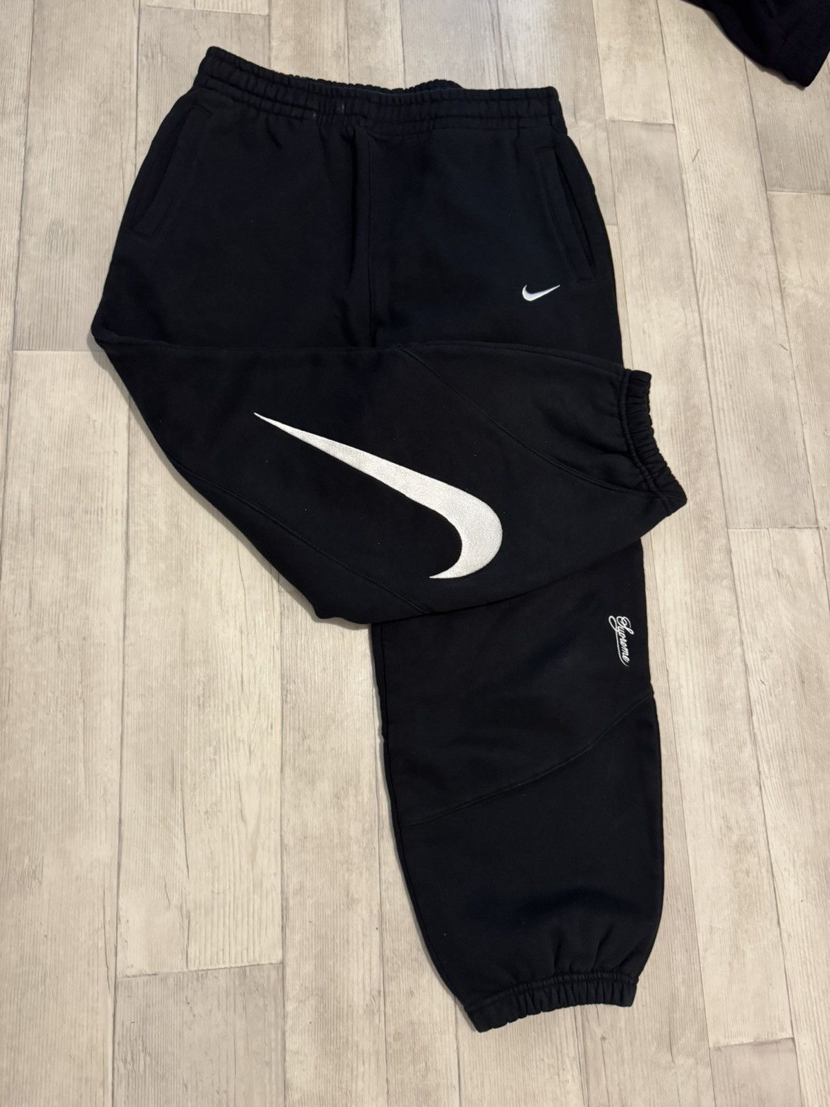 Nike × Supreme Pantalon de Survêtement SS25 Size US 34 / EU 50 - 1 Thumbnail