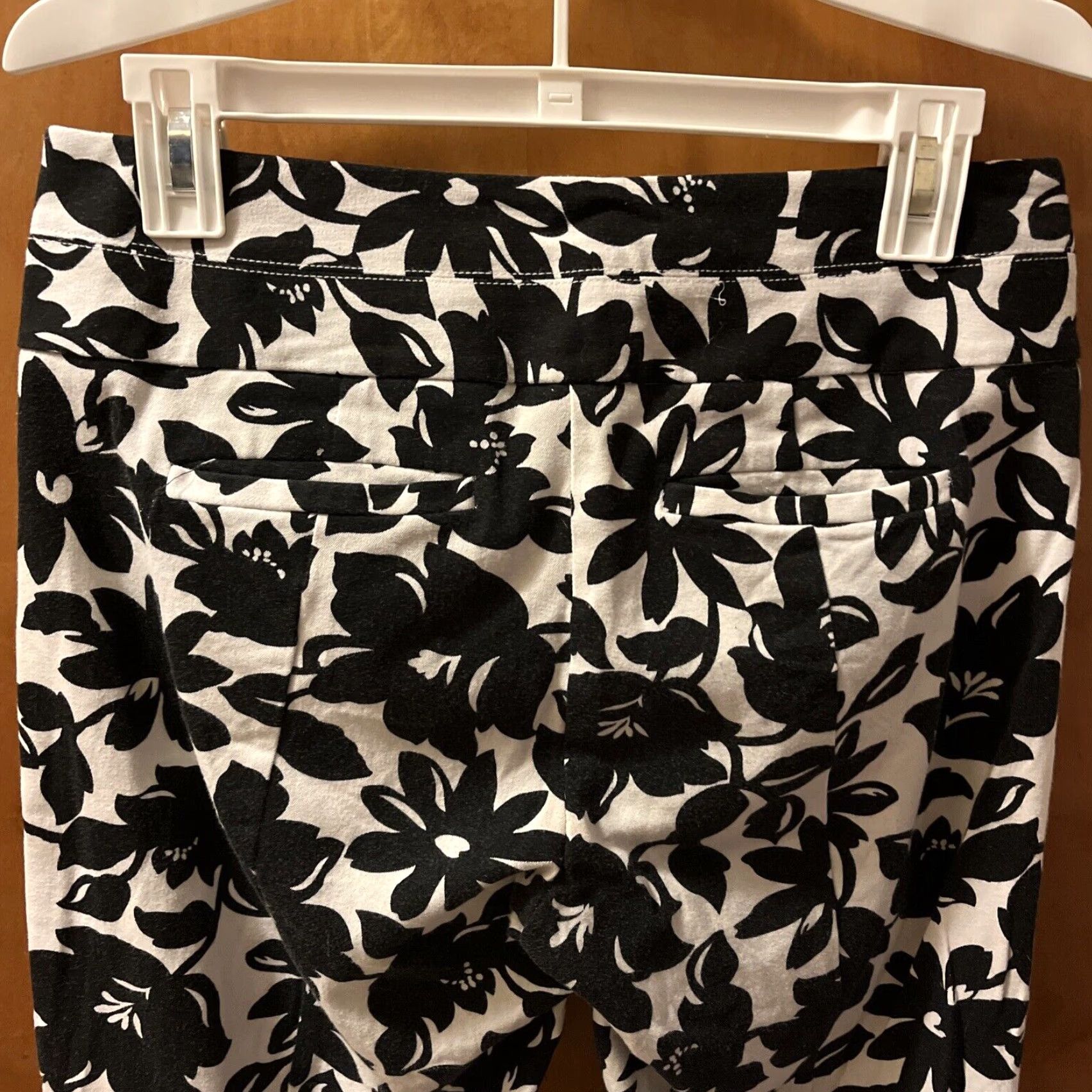 Vintage VINTAGE ELLE Women Capri Pants Size 2 Straight Leg Floral Pattern White Black Stretch Summer Fall Winter Size 26" / US 2 / IT 38 - 7 Thumbnail