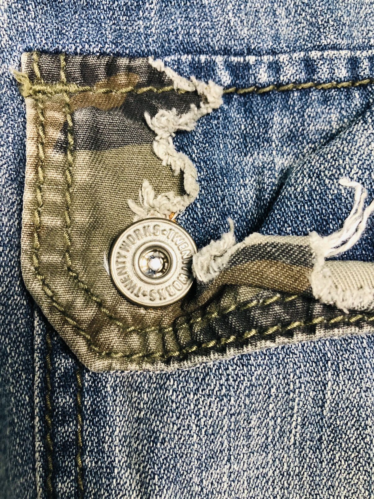 Twenty TWENTY WORKS Distressed Camo Jeans (38) Size US 31 - 18 Thumbnail