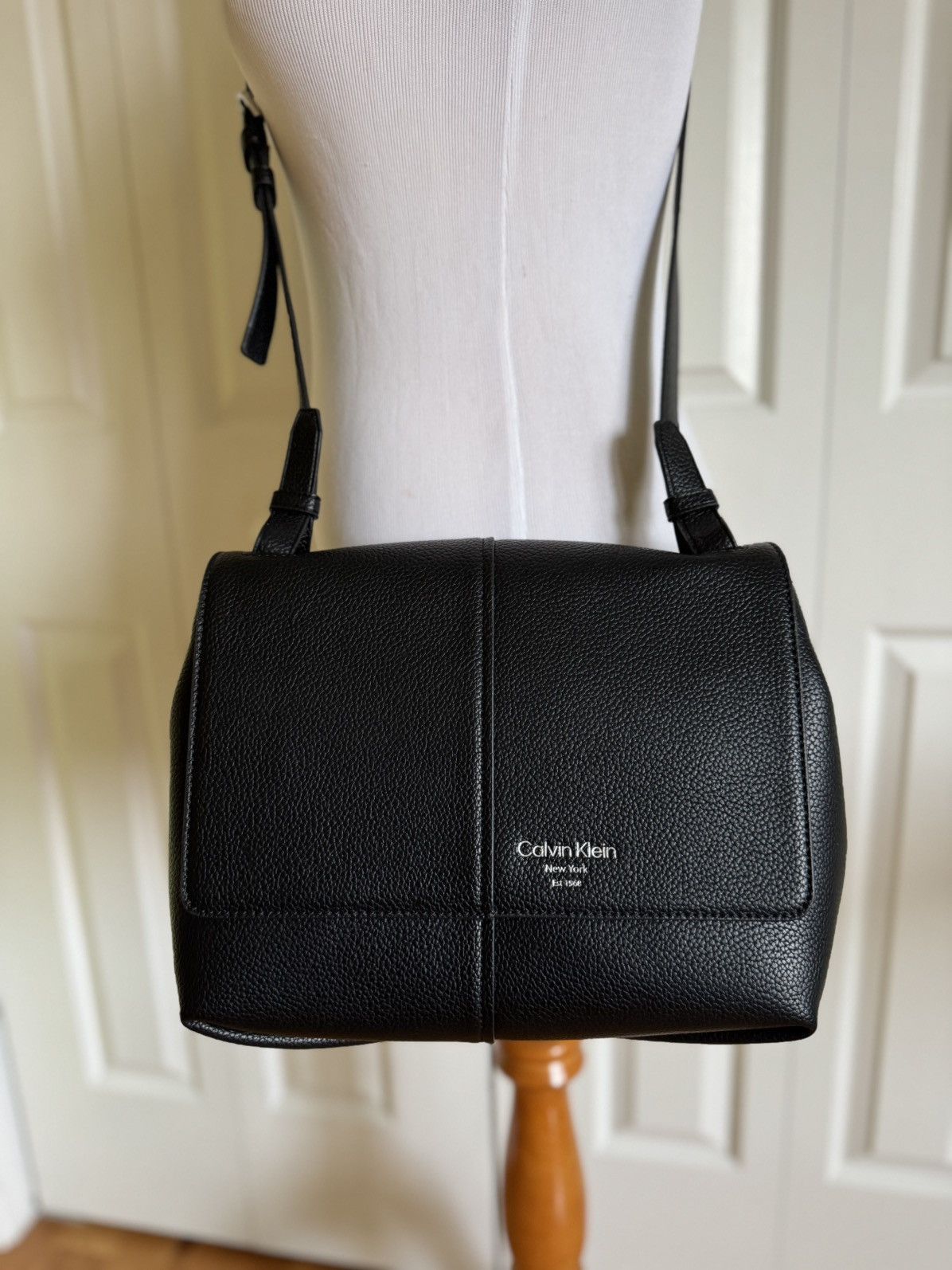 Calvin Klein CALVIN KLEIN Black Pebbled Faux Leather Shoulder Bag NWOT Size ONE SIZE - 1 Thumbnail