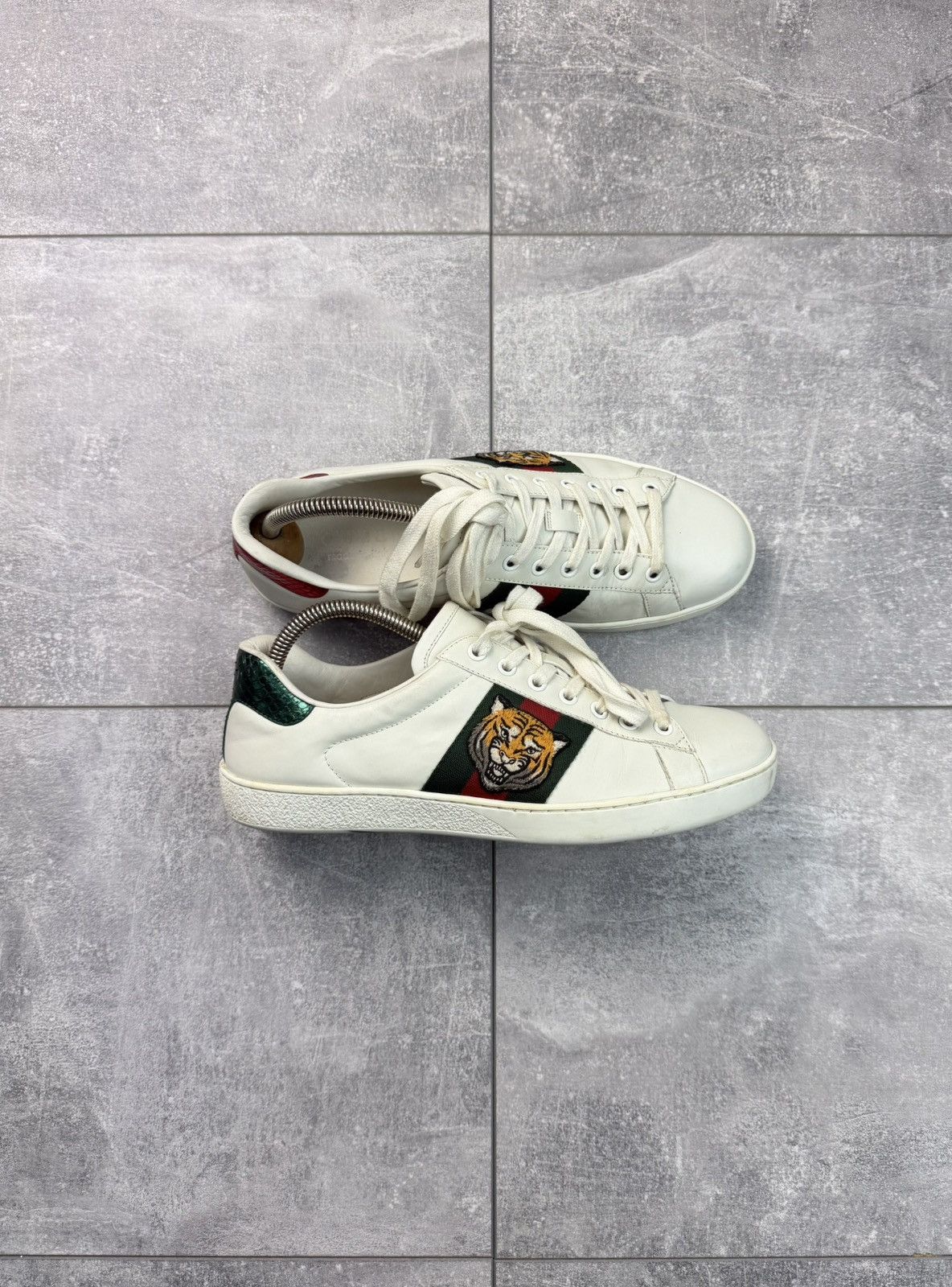 Gucci Gucci Ace Tiger Leather Sneakers White Size US 7 / EU 40 - 1 Thumbnail