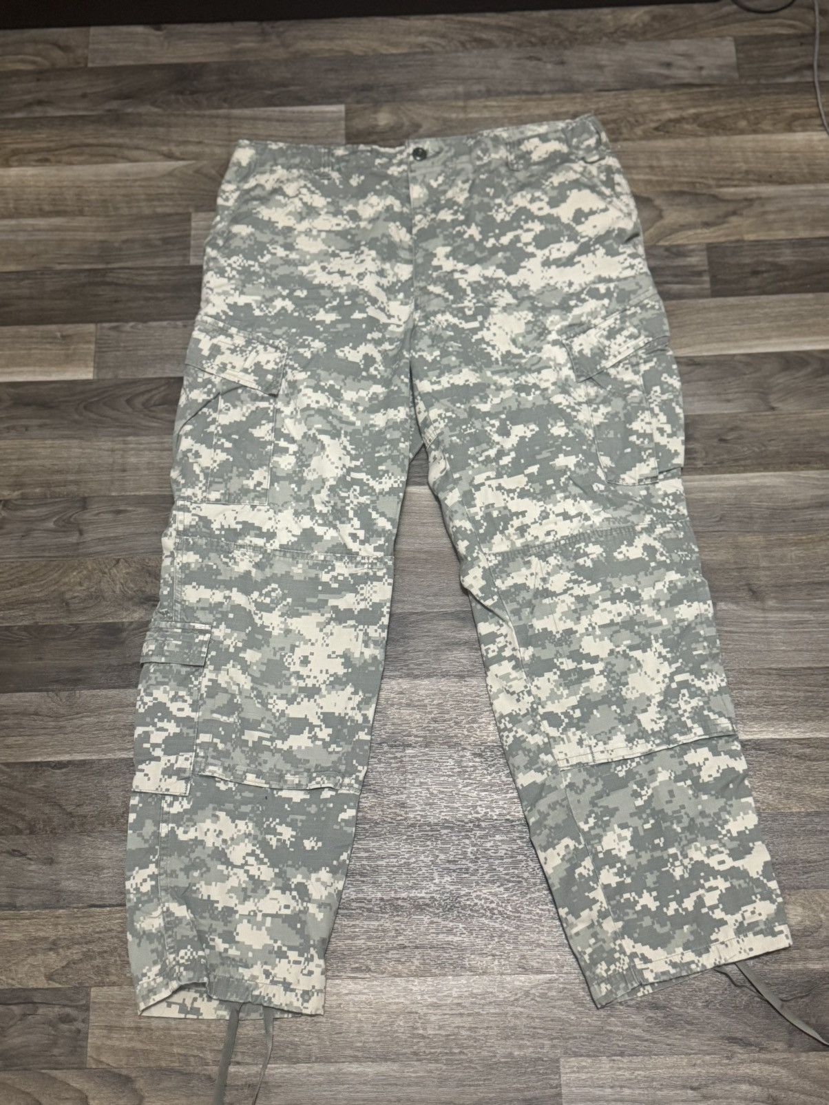 Vintage Vintage Digi Camo Cargo Pants Size US 36 / EU 52 - 1 Thumbnail