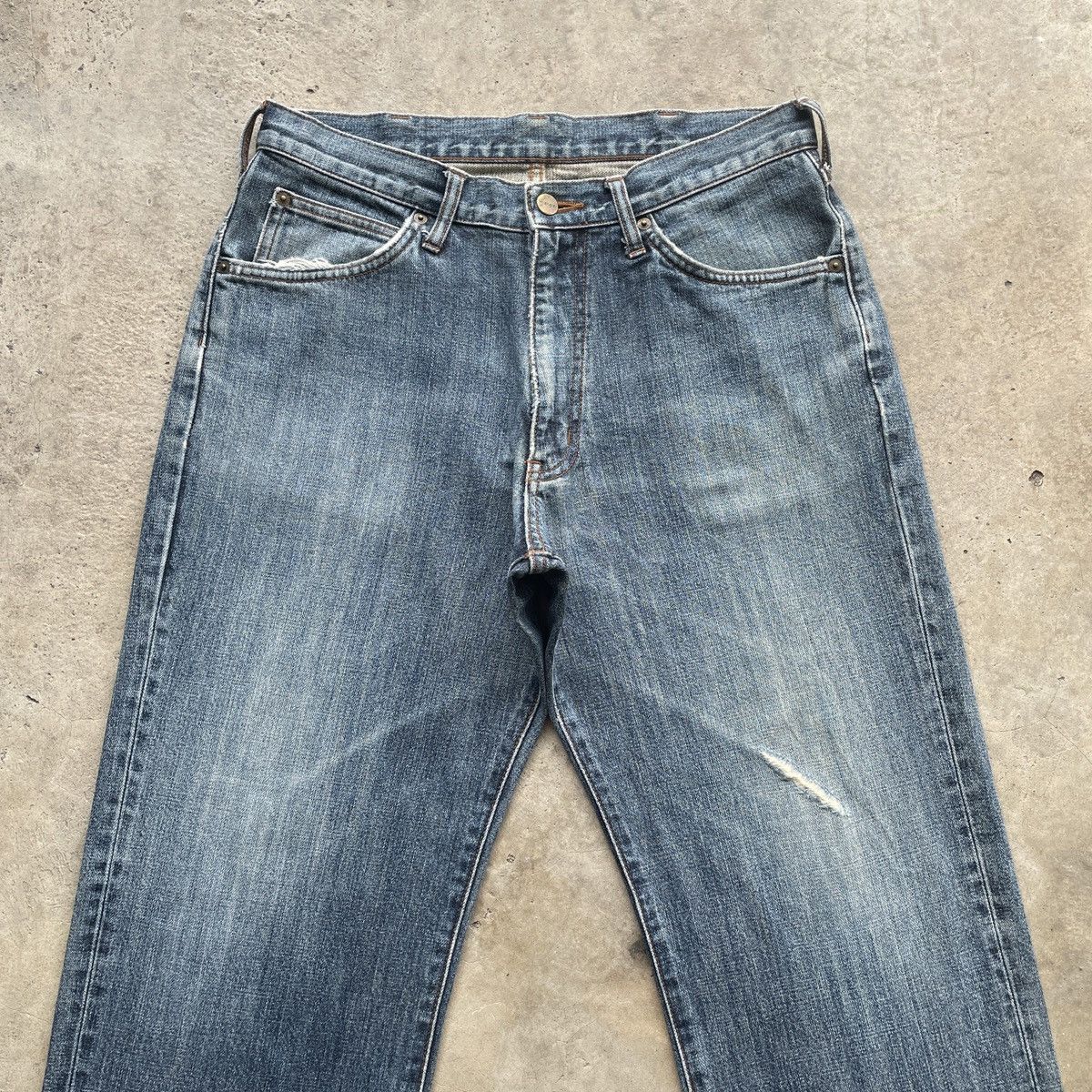 Japanese Brand Vintage Wrangler Jeans Distressed Faded Denim Pants W32 Size US 32 / EU 48 - 3 Thumbnail