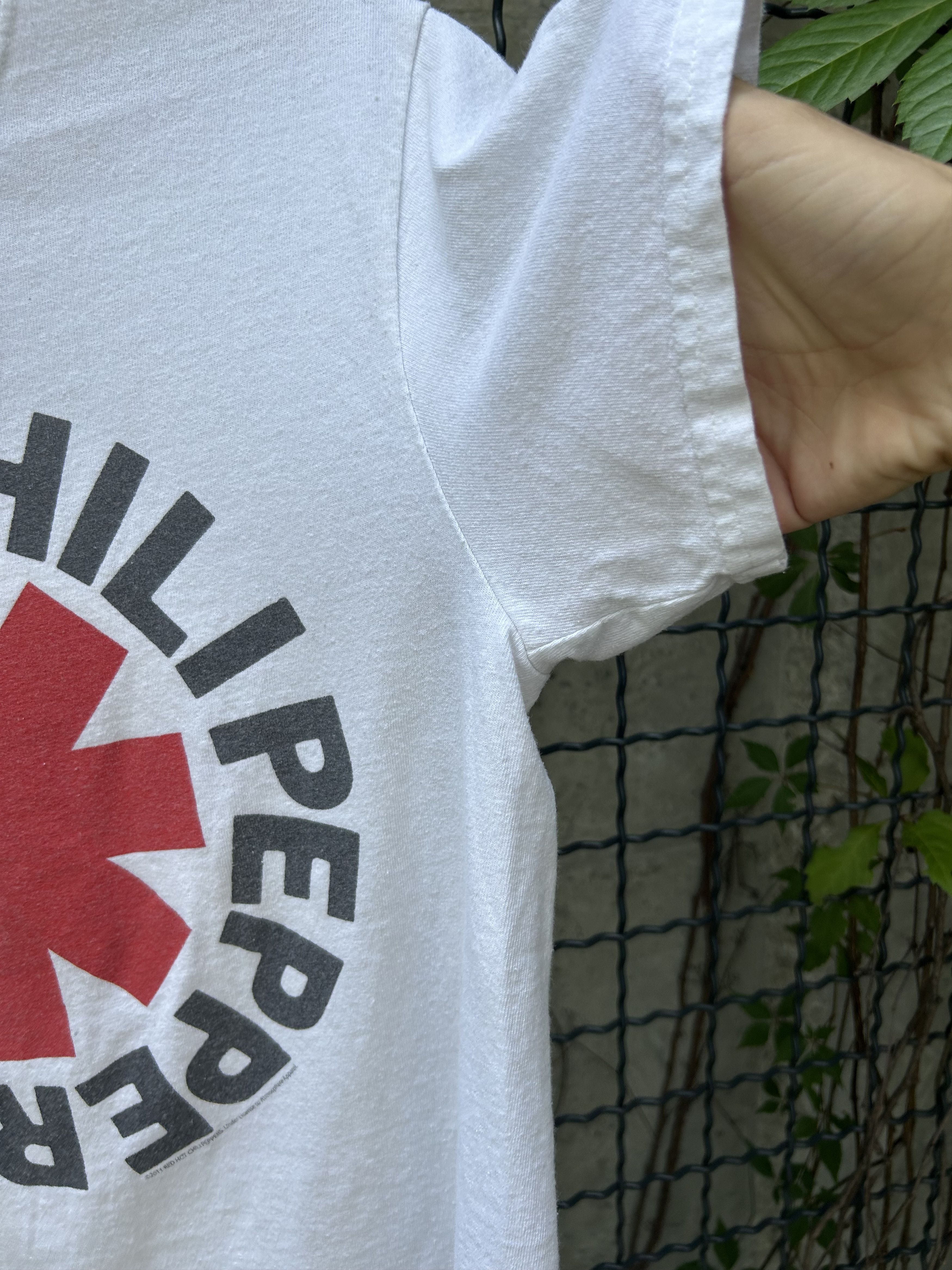 Band Tees Vintage 2011 Red Hot Chili Peppers Rock Band T-shirt Size US S / EU 44-46 / 1 - 7 Thumbnail