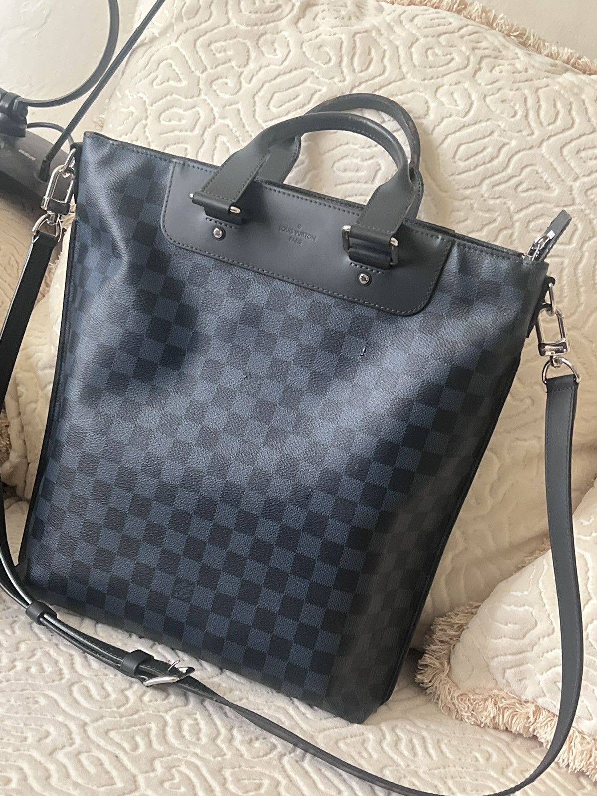 Louis Vuitton men cross bag authentic