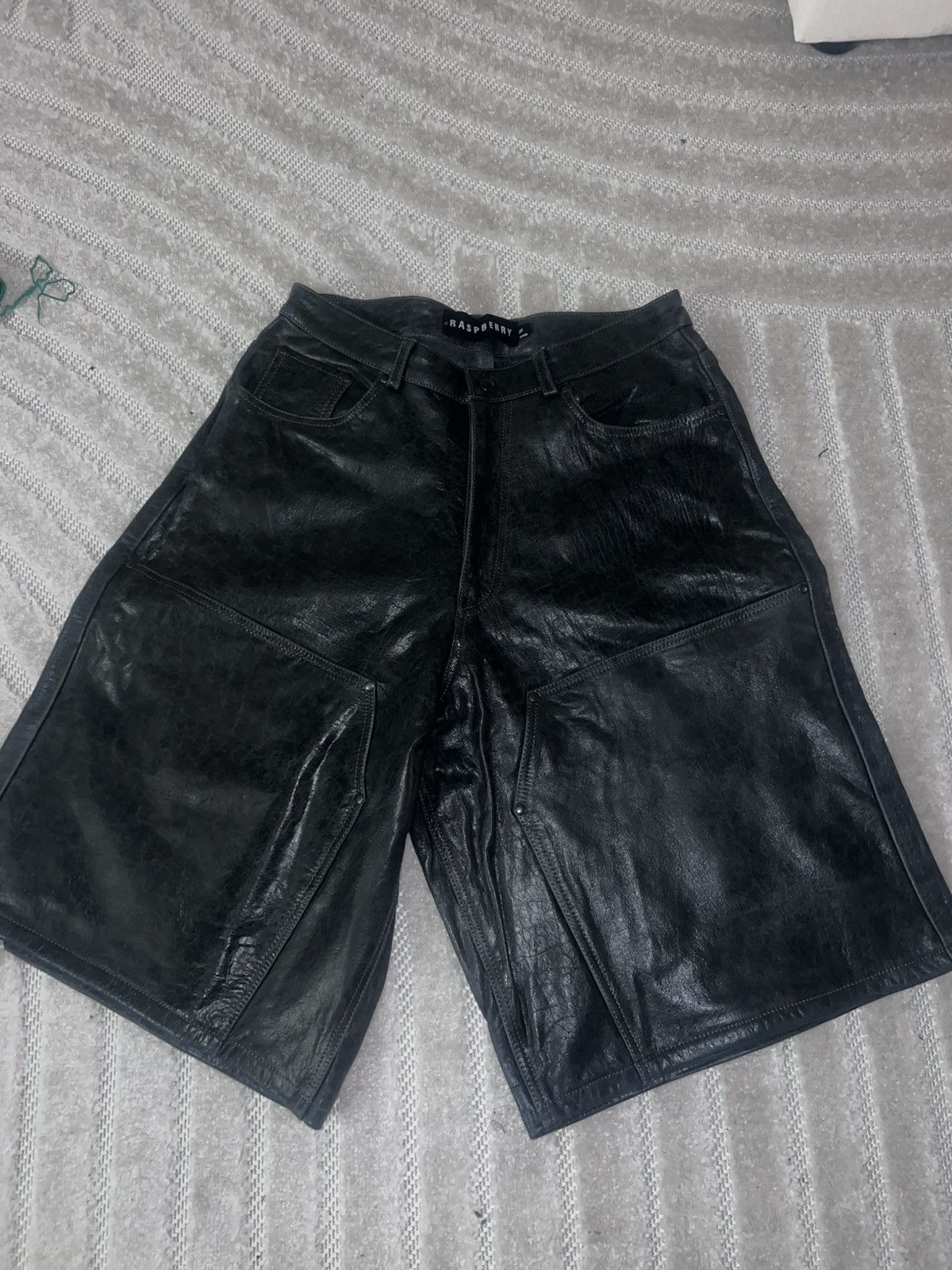 The GV Gallery Raspberry Hills black leather shorts size (30