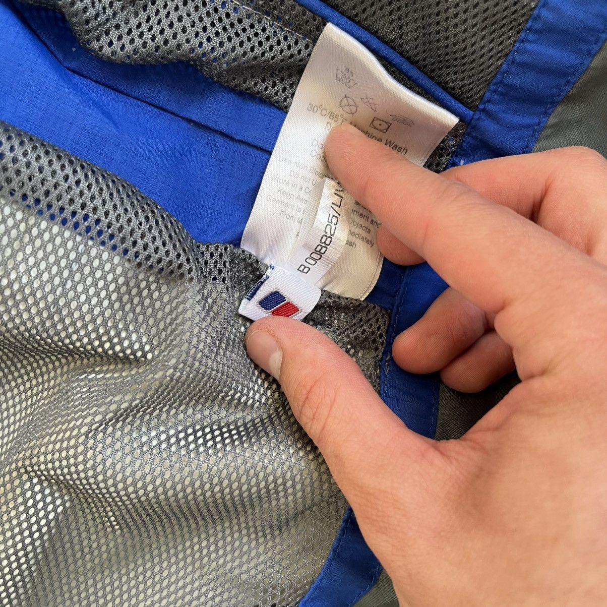 Berghaus × Goretex × Vintage Vintage berghaus Mera peak gore Tex xcr jacket Size US S / EU 44-46 / 1 - 14 Thumbnail