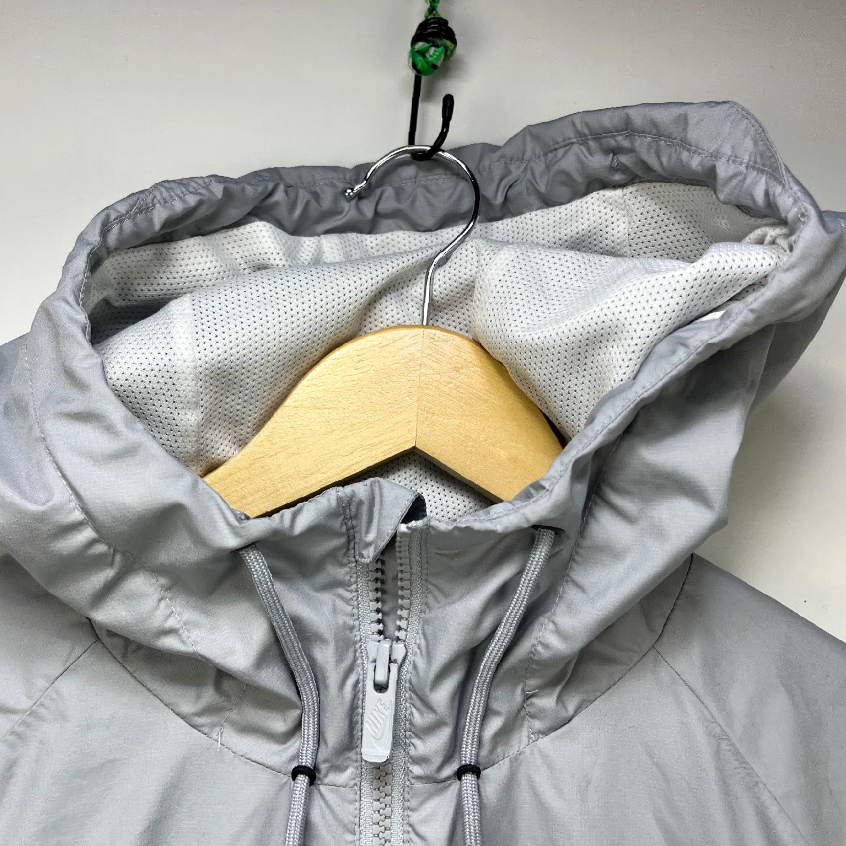 Nike VINTAGE Nike Y2K Hooded Windbreaker Full Zip Jacket M White Mens Windbreaker Nike Shirt Size US M / EU 48-50 / 2 - 4 Thumbnail