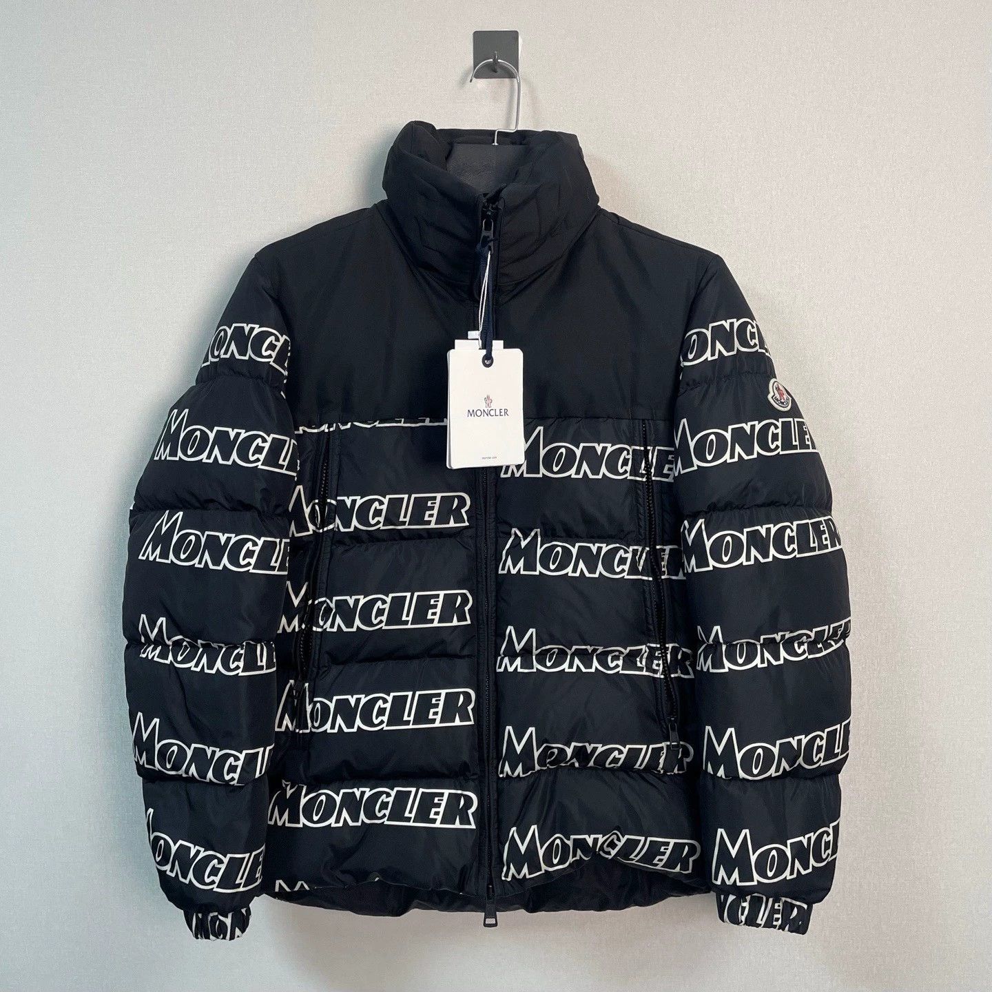 Moncler moncler black printed puffer jacket size 1 Size US XL / EU 56 / 4 - 1 Thumbnail