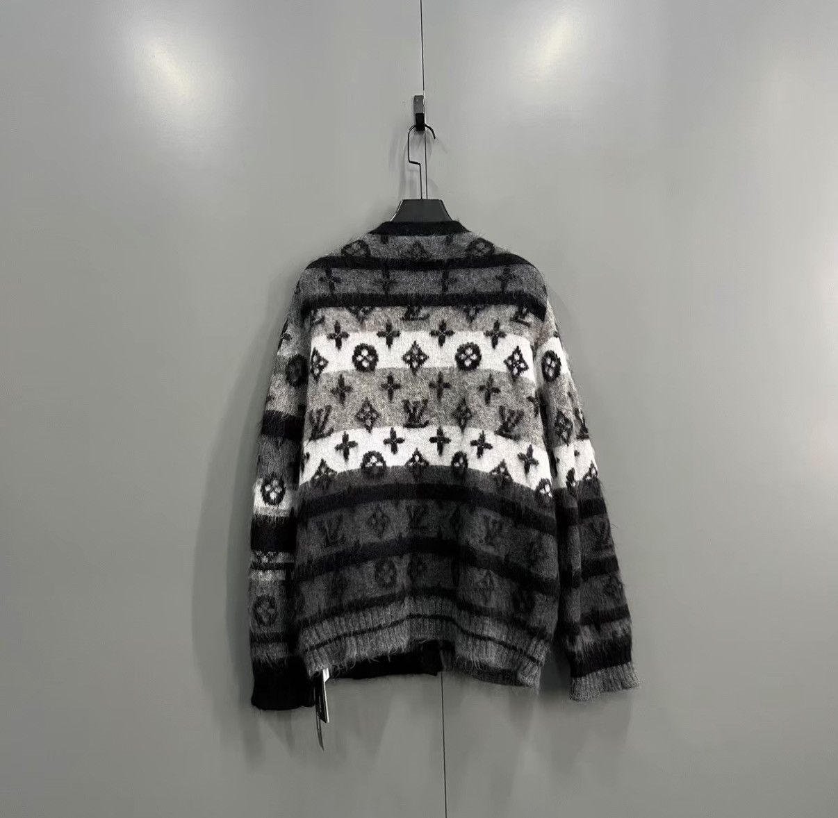Louis Vuitton Louis Vuitton Color-block Monogram Knit Cardigan J41 Size US XXL / EU 58 / 5 - 2 Thumbnail