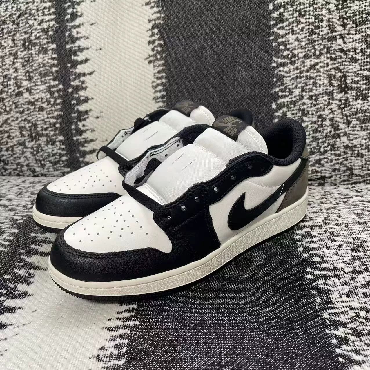 Jordan Brand Jordan Brand AIR JORDAN Black Lowtop Sneakers 5.5 Men Size US 5.5 / EU 38 - 1 Thumbnail