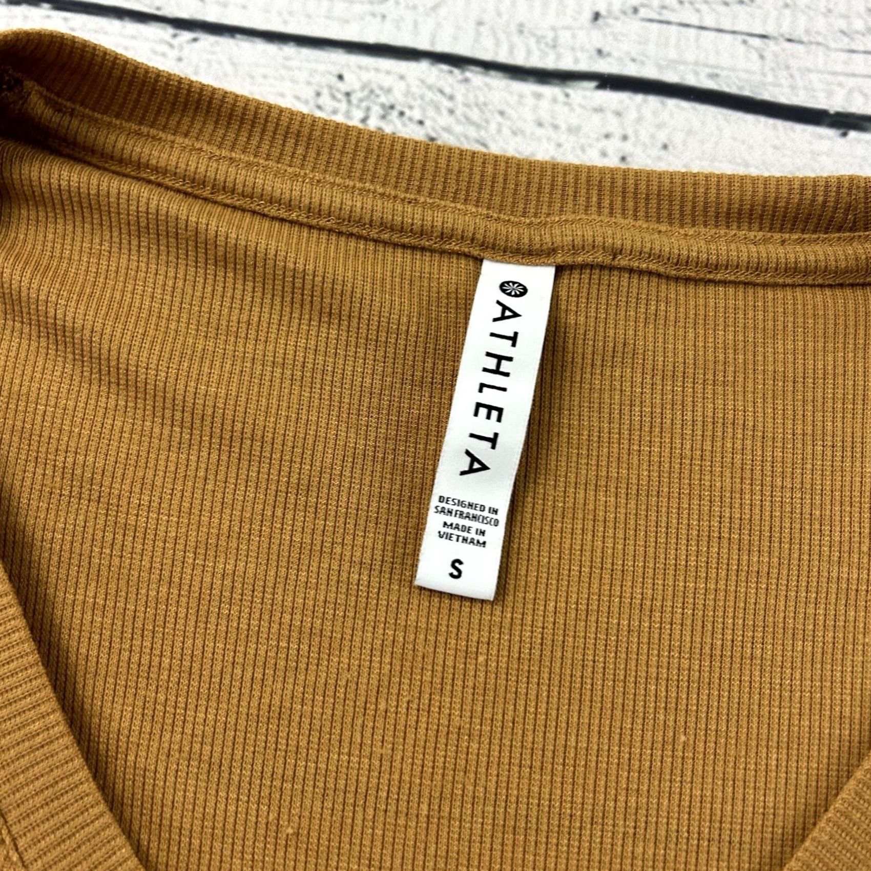 Athleta Athleta Blouse Short Sleeve Women S Gold Shirt Womens Small Ribbed Top Size S / US 4 / IT 40 - 2 Thumbnail
