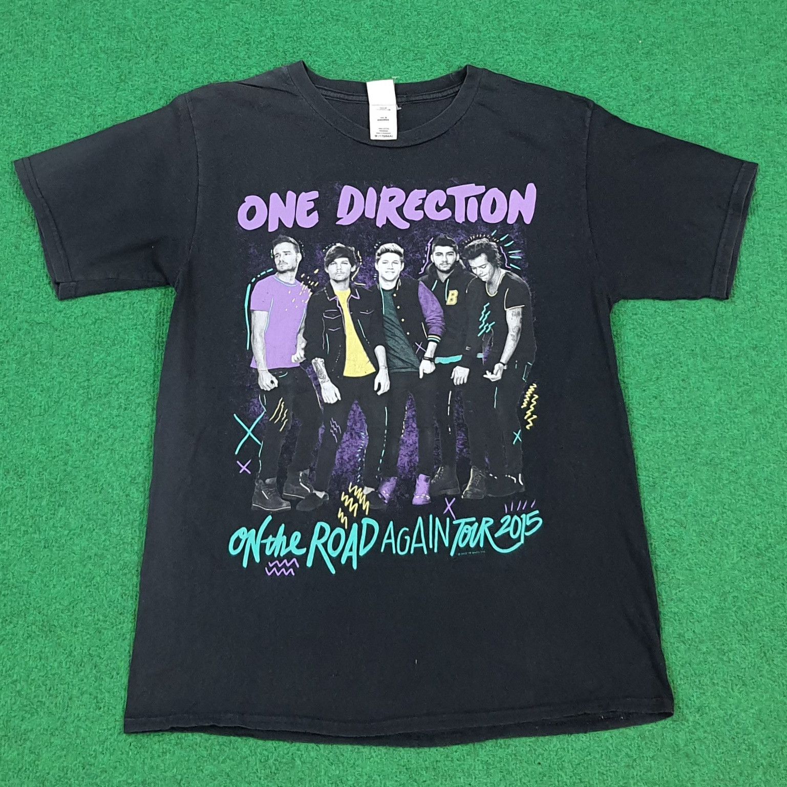 Band Tees Vintage One Direction 1D 2015 Tour Graphic Tshirt C301N77 Size US M / EU 48-50 / 2 - 1 Thumbnail