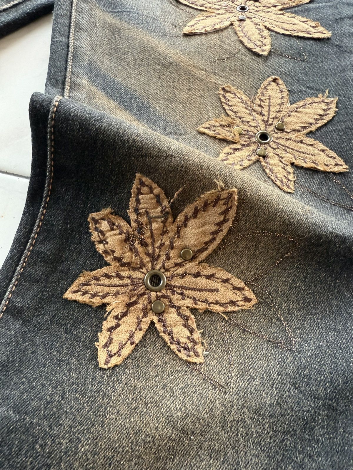 Japanese Brand Cosmo Japan Weed Leaf Suede Patch Mud Fade Flared Jeans Size US 27 - 7 Thumbnail