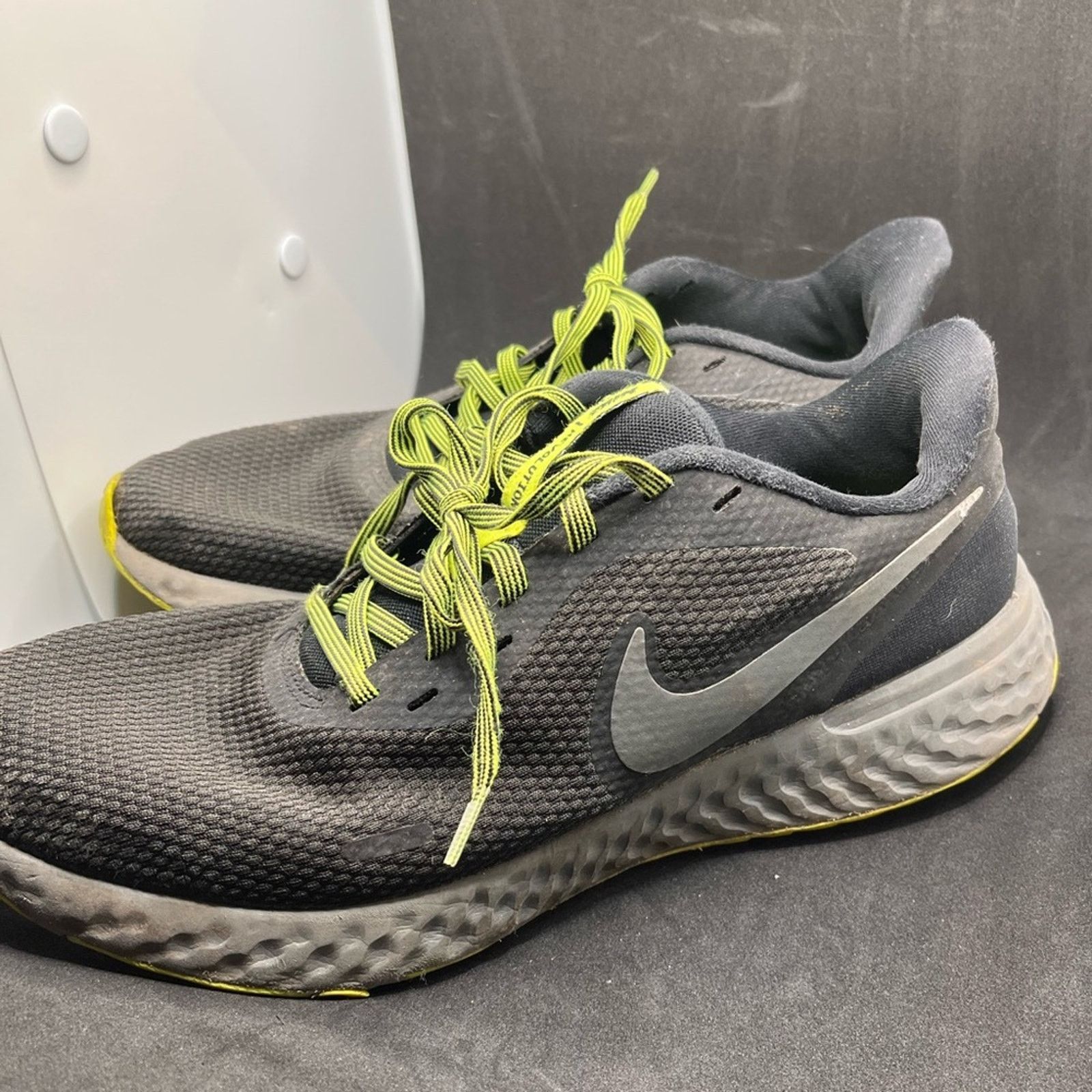 Nike Men’s Nike Revolution 5 black volt running shoes size 8 Size US 8 / EU 41 - 3 Thumbnail