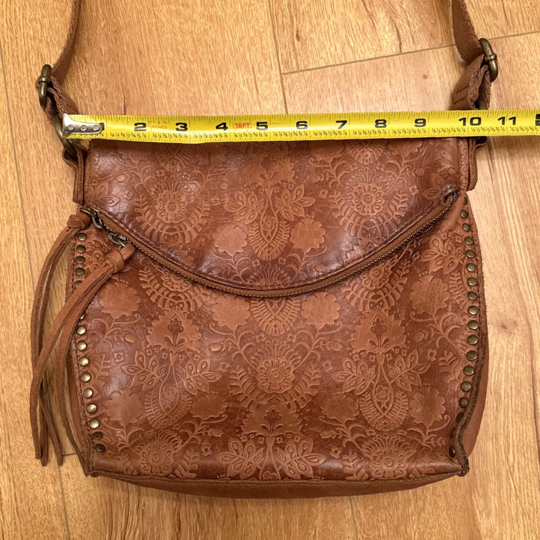 The Sak VINTAGE The SAK Women’s Silverlake Leather Crossbody Bag Tooled Leather Boho Purse Size ONE SIZE - 5 Thumbnail