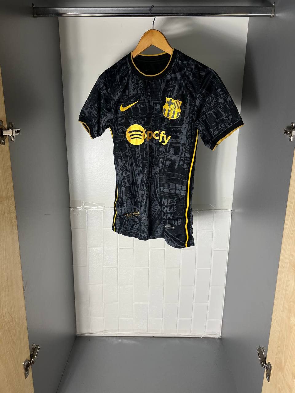 Vintage VERY RARE NIKE FC BARCELONA SPAIN SOCCER JERSEY BLOKE Y2K Size US S / EU 44-46 / 1 - 2 Thumbnail