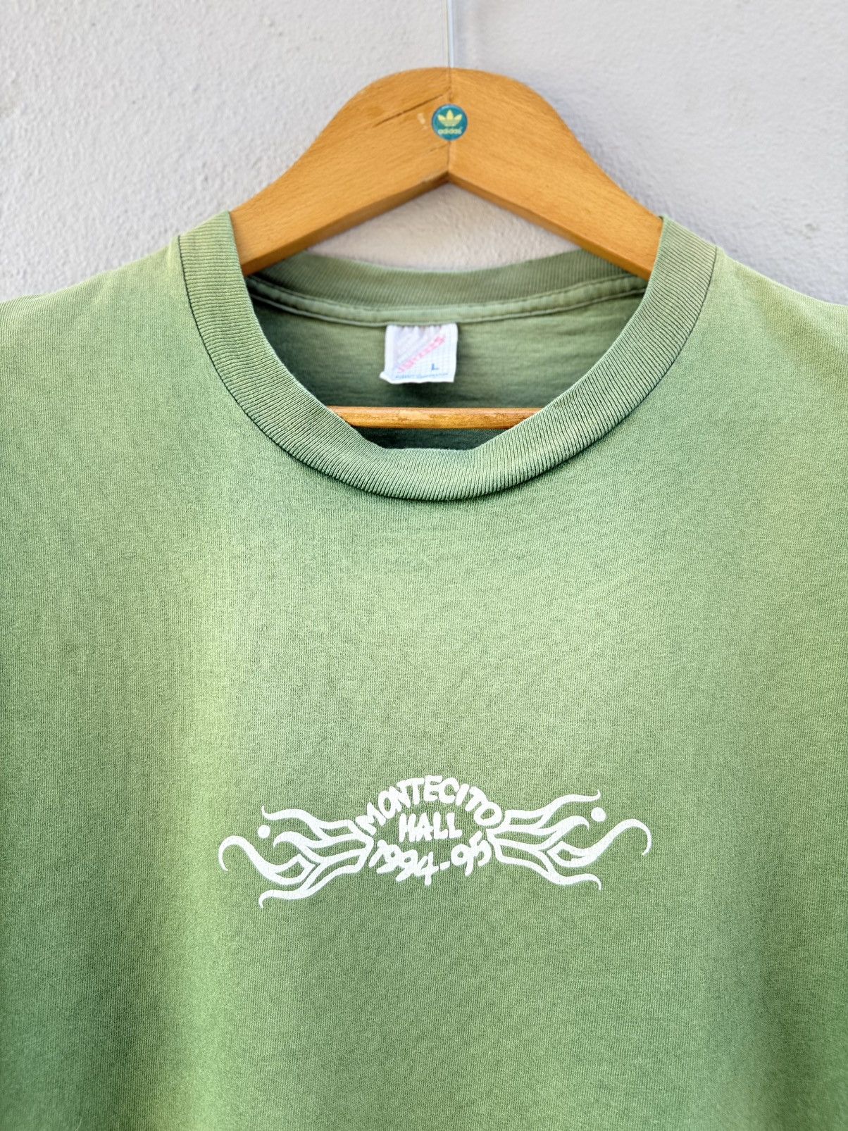 Vintage Thrashed Vintage 90s Montecito Hall Art Logo Sun Faded Tee Size US L / EU 52-54 / 3 - 3 Thumbnail