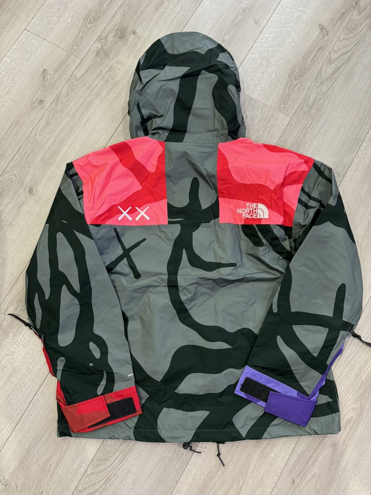 Kaws × The North Face KAWS X THE NORTH FACE 1986 MOUNTAIN JACKET BALSAM GREEN Size US L / EU 52-54 / 3 - 4 Thumbnail
