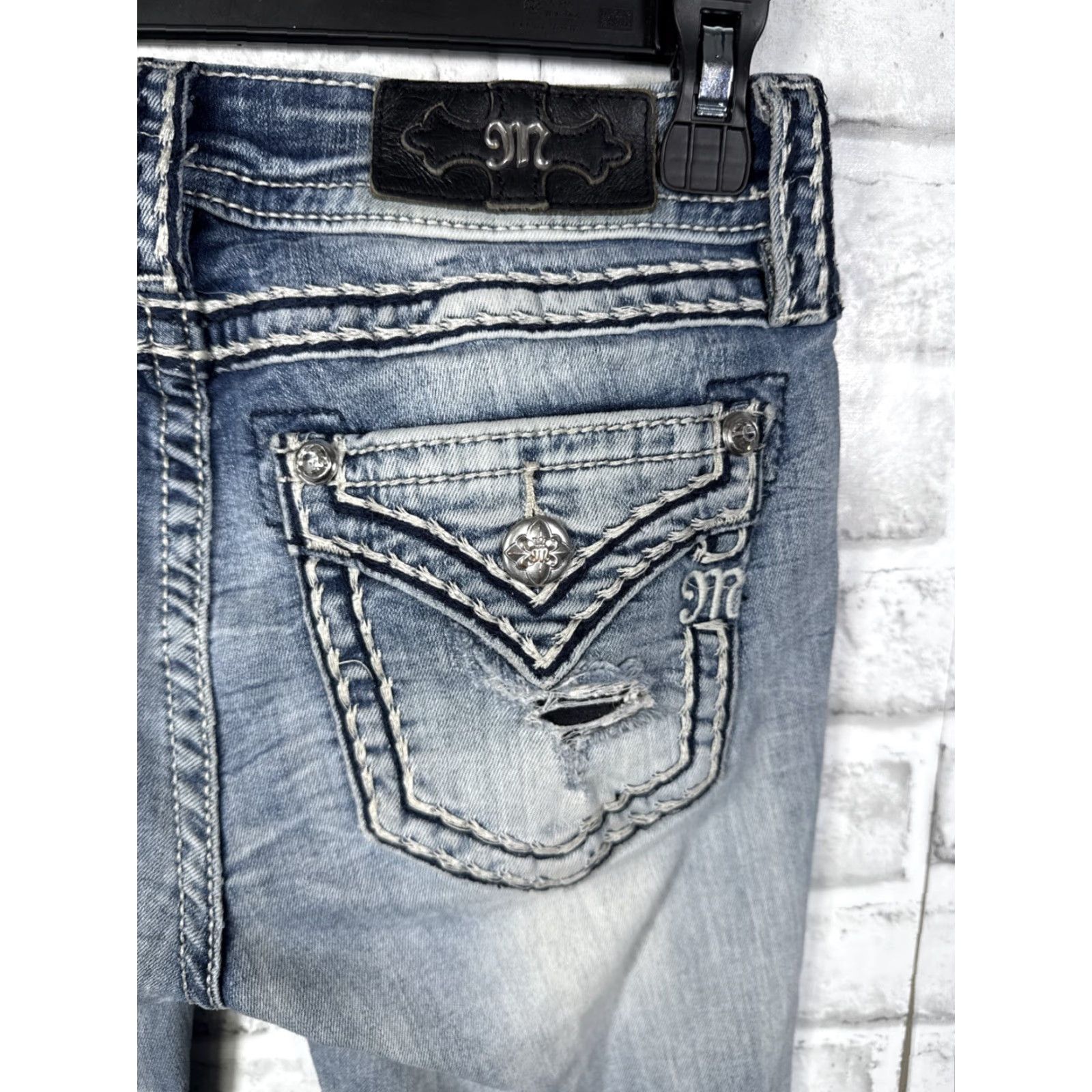 Miss Me MISS ME Mid-RISE Capri Jeans Size 25 x 24 Women Blue Capris Jeans Regular 25 24 Womens Size 42" / US 20 - 2 Thumbnail