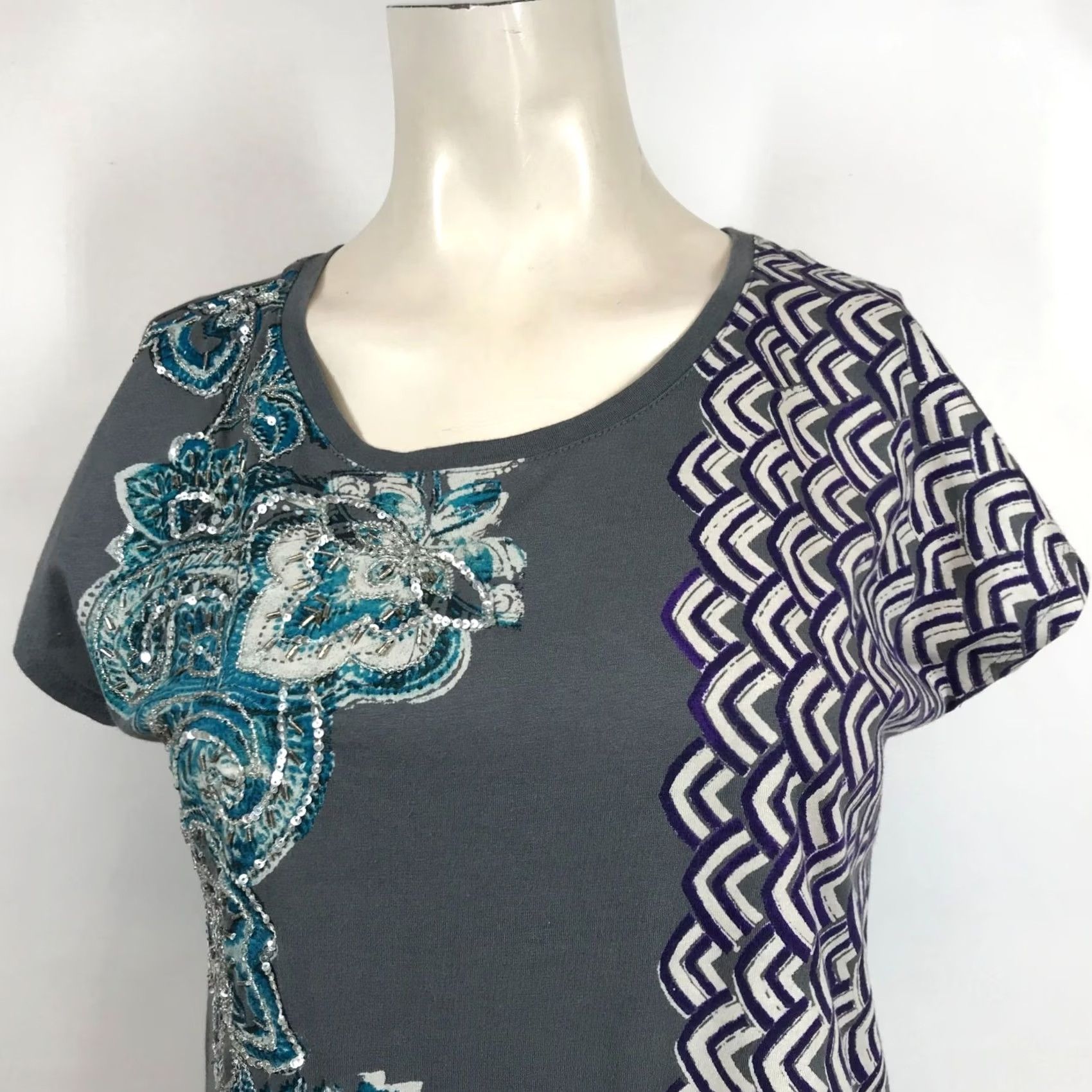 Vintage CHICO'S WOMEN'S 0 Gray Short Sleeve Round Neck Cotton Blend Sequin Top Blouse Size XS / US 0-2 / IT 36-38 - 2 Thumbnail