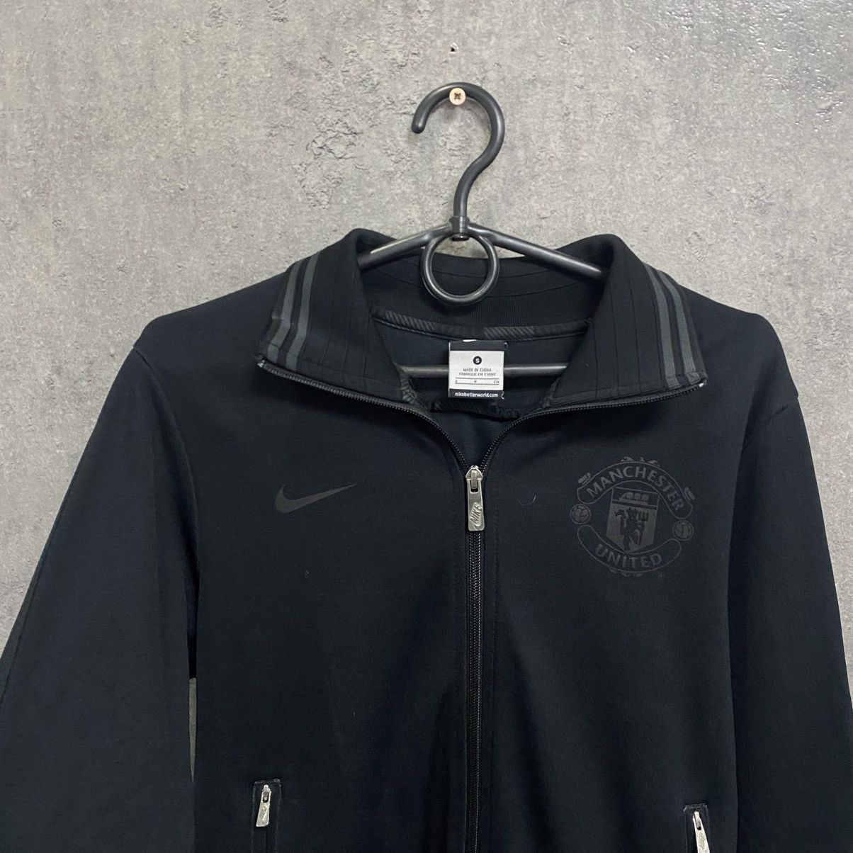 Nike Vintage Nike Manchester United Black Zip Up Jacket Big Logo Size US S / EU 44-46 / 1 - 6 Thumbnail