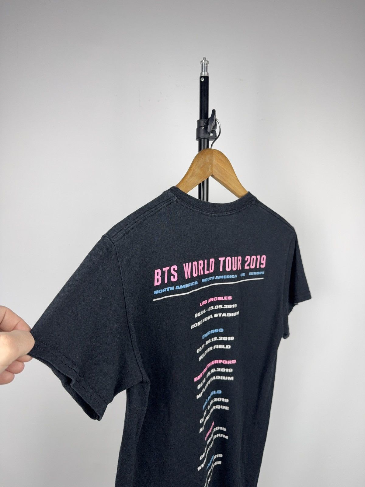 Band Tees 00s BTS World Tour 2019 Official Concert T-Shirt Big Hit Size US S / EU 44-46 / 1 - 11 Thumbnail