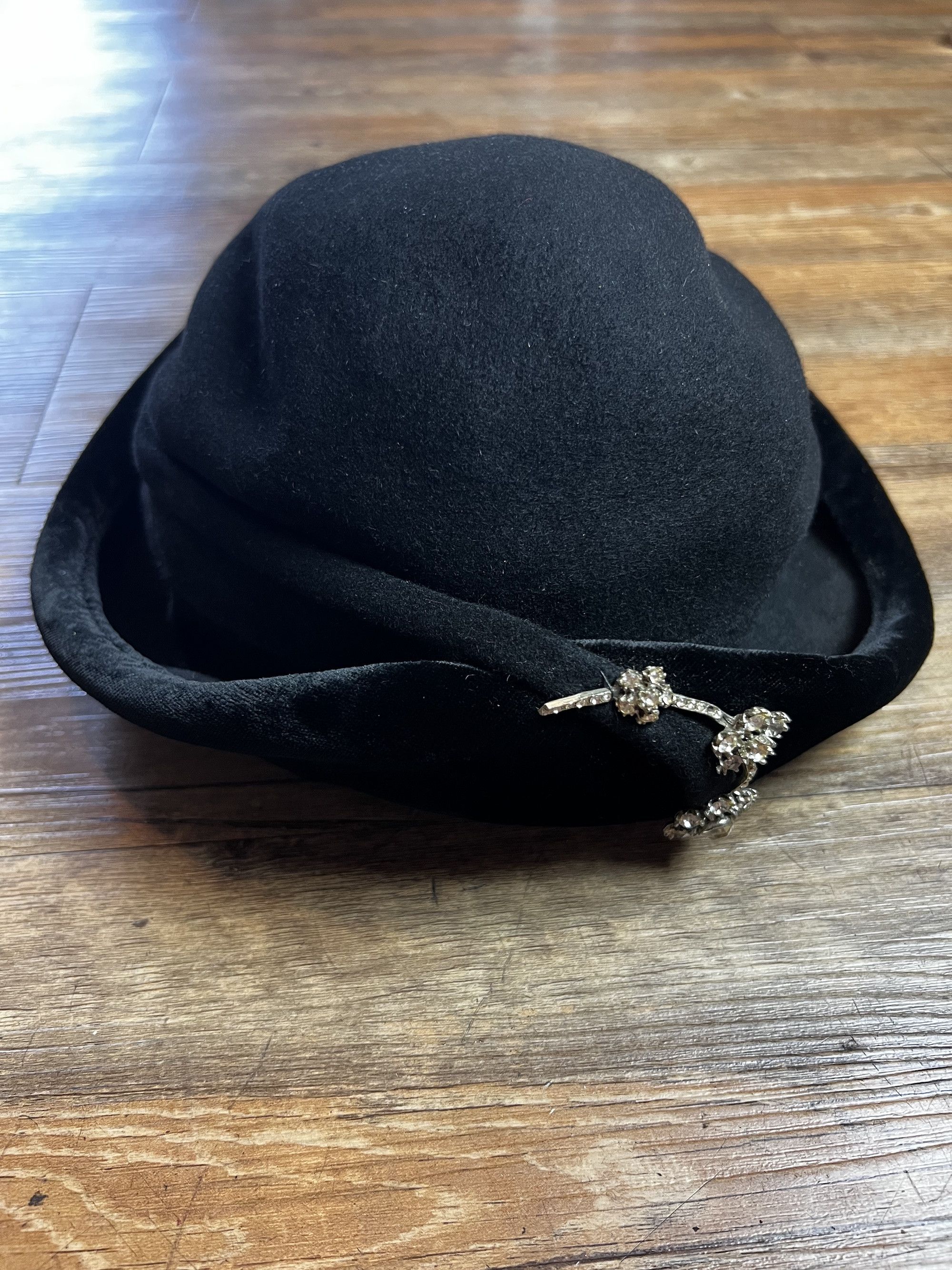 Vintage Vintage 1950's Black Cloche Hat w. Rhinestone Brooch Accent Size ONE SIZE - 9 Thumbnail
