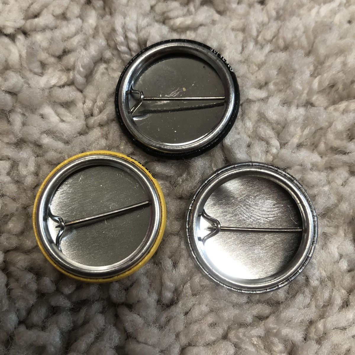Supreme Supreme RIP Pin Set FW16 Read Description Size ONE SIZE - 2 Thumbnail