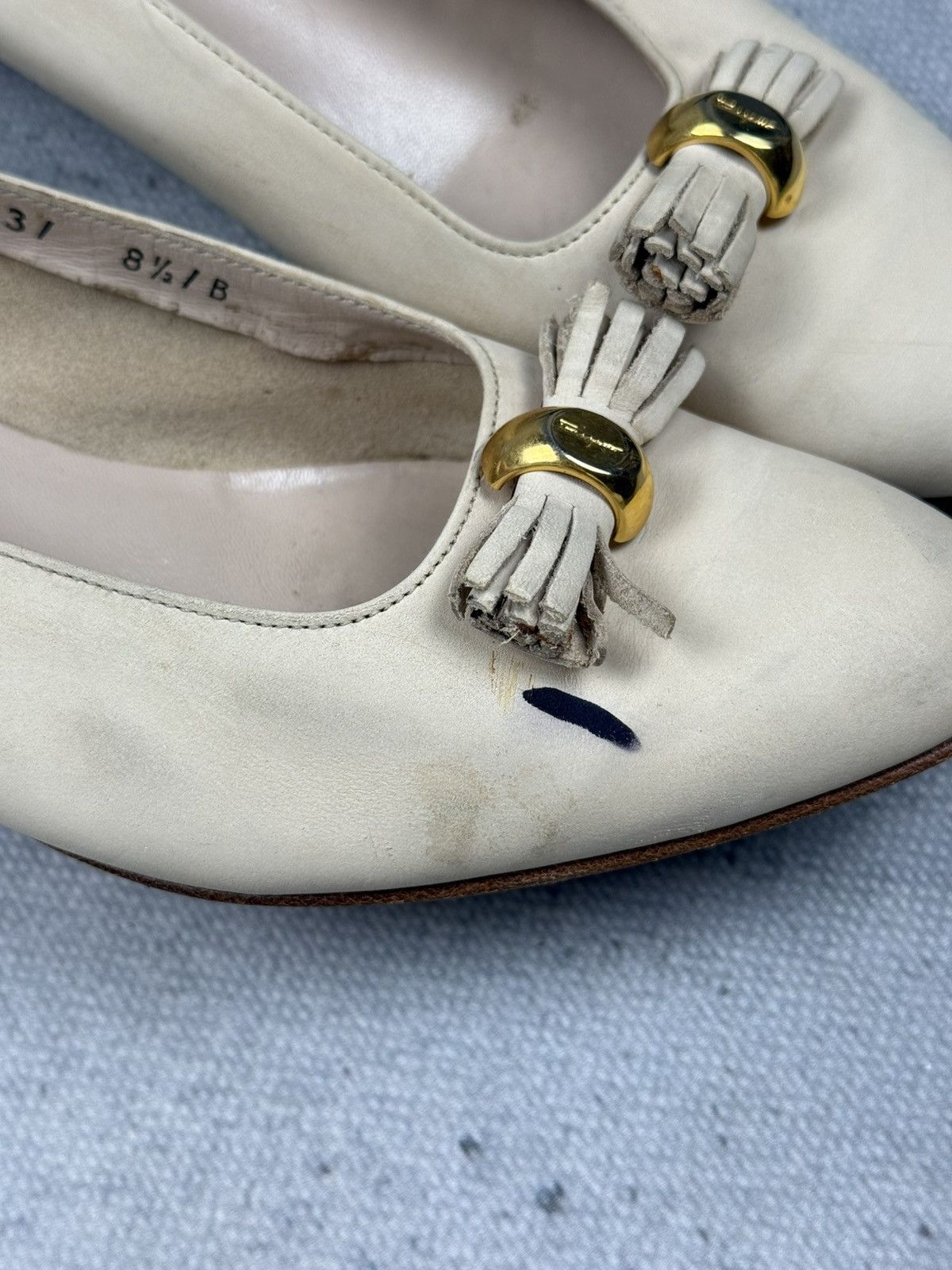 Salvatore Ferragamo Salvatore Ferragamo Vintag Cream Leather Pumps Gold Hardware Size US 8.5 / IT 38.5 - 12 Thumbnail