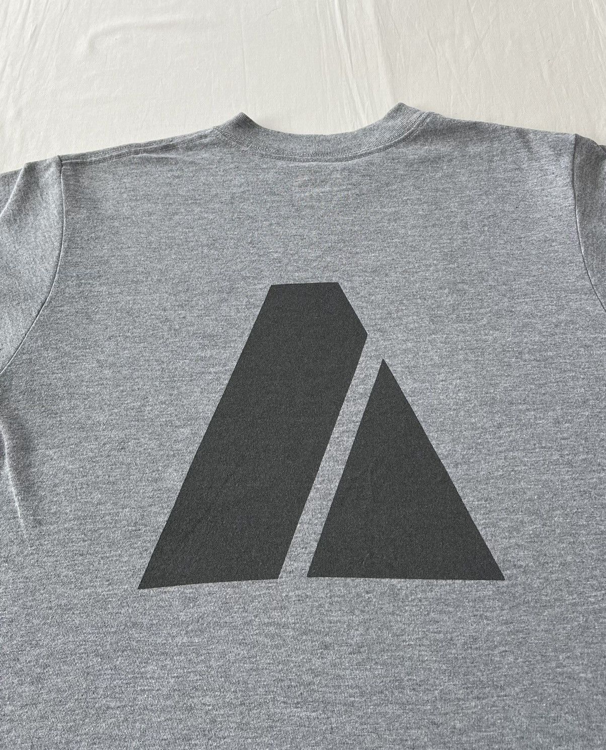 Vintage Vintage 2000s Army USA Training Reflective Print Gray Tshirt Size US S / EU 44-46 / 1 - 11 Thumbnail