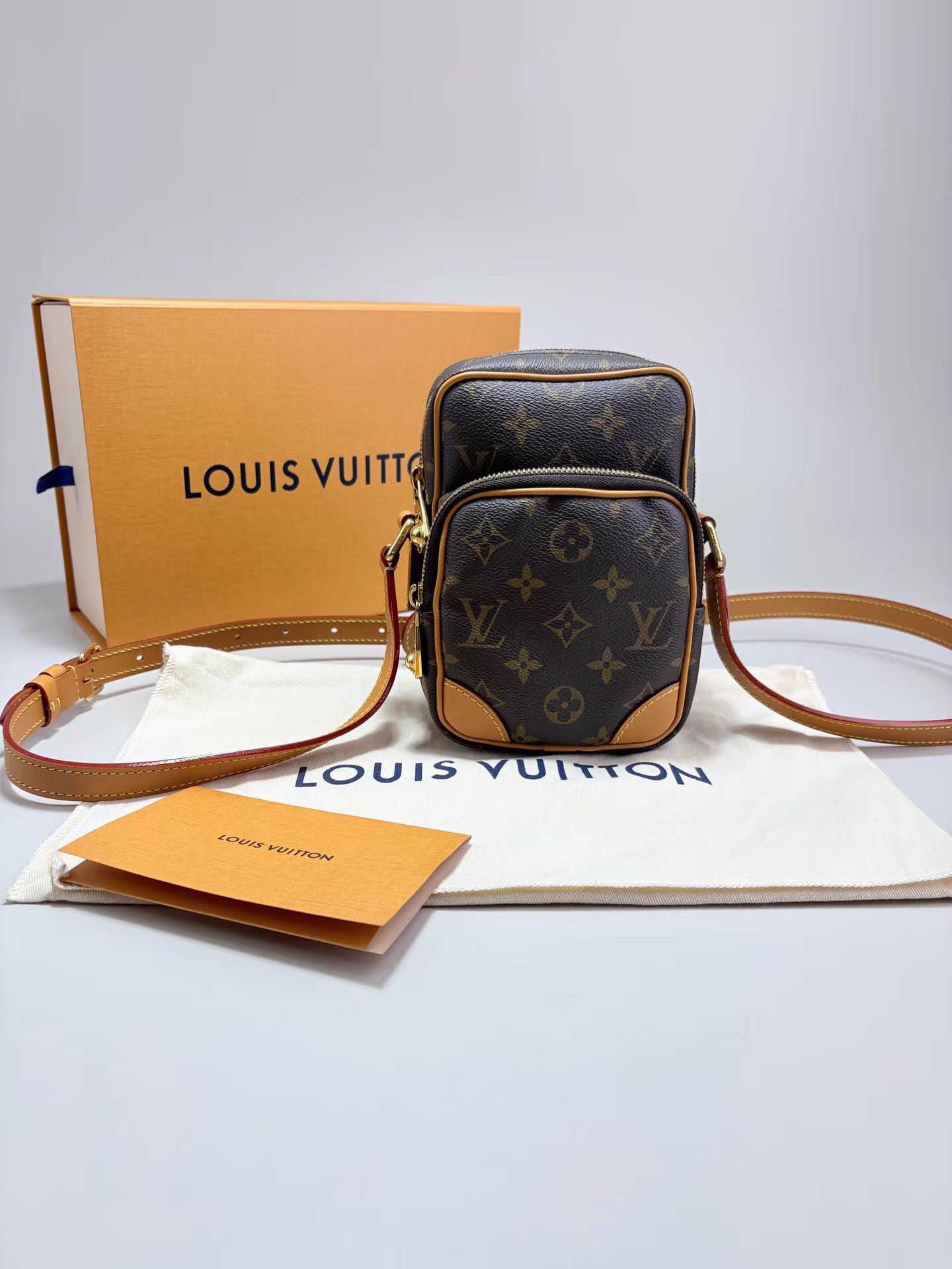 Louis Vuitton LOUIS VUITTON Amazone Monogram Double-Zip Camera Bag K1 Size ONE SIZE - 1 Thumbnail