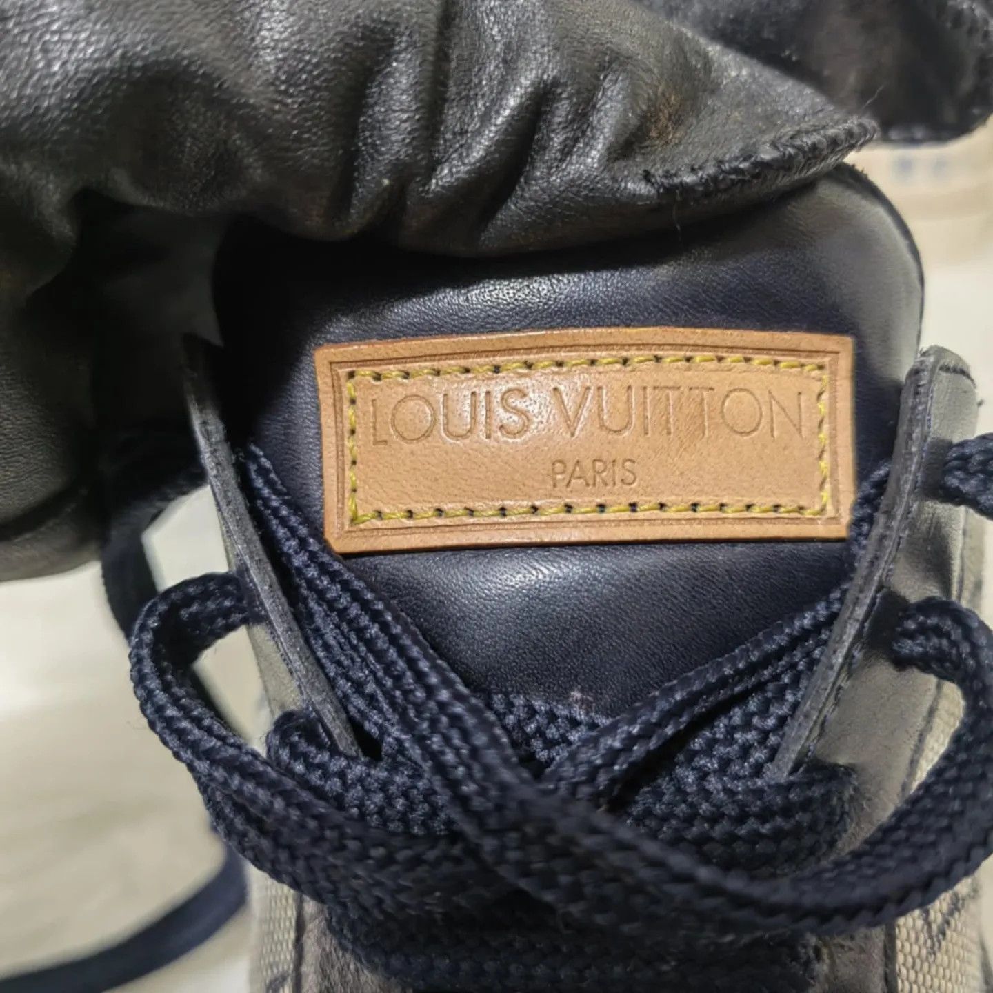 Louis Vuitton LOUIS VUITTON LV LEATHER LOW TOP MONOGRAM SNEAKERS Size US 5 / EU 37 - 15 Thumbnail