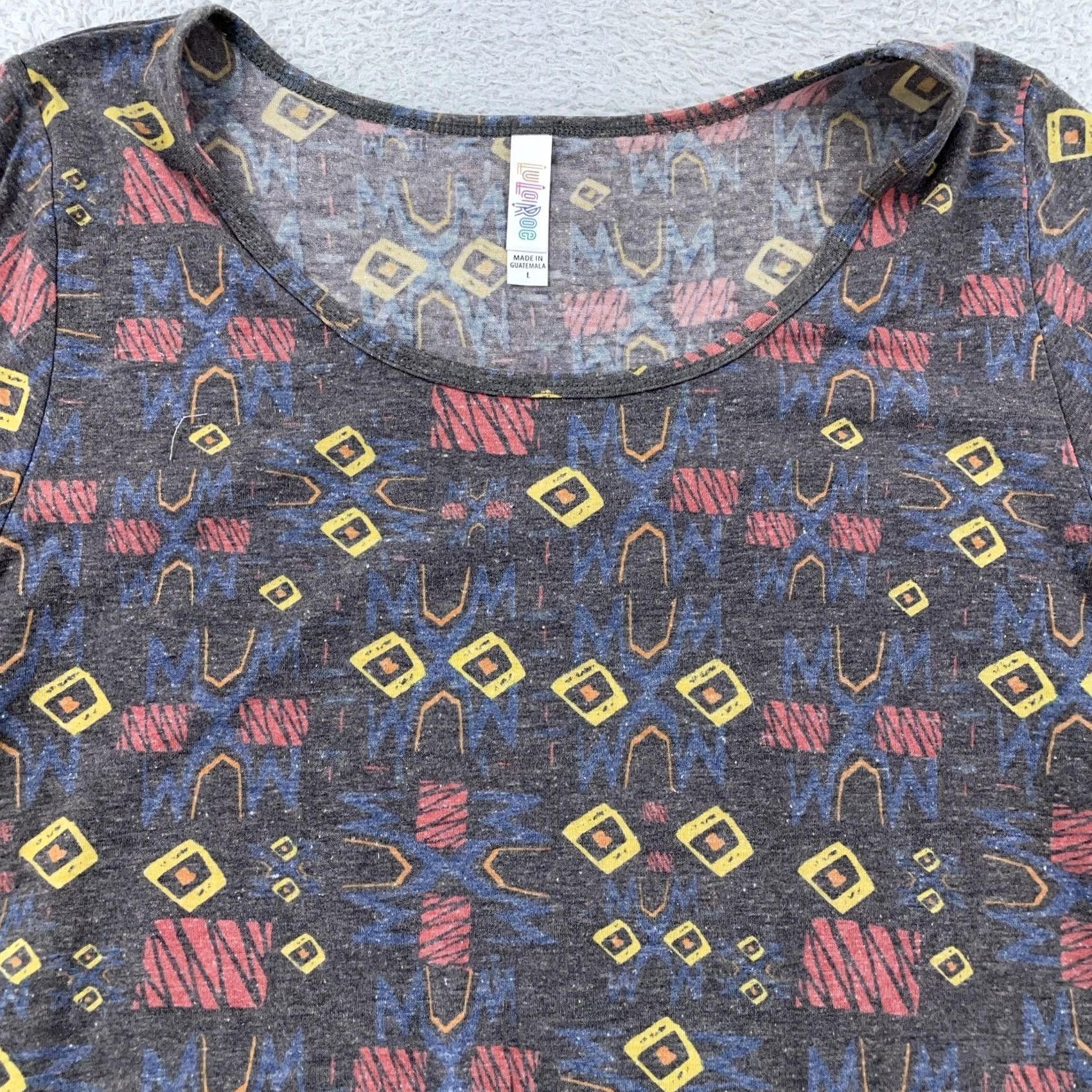 Vintage LuLaRoe T Shirt Womens Large Gray Geometric Pattern Scoop Neck Short Sleeve Top Size L / US 10 / IT 46 - 2 Thumbnail