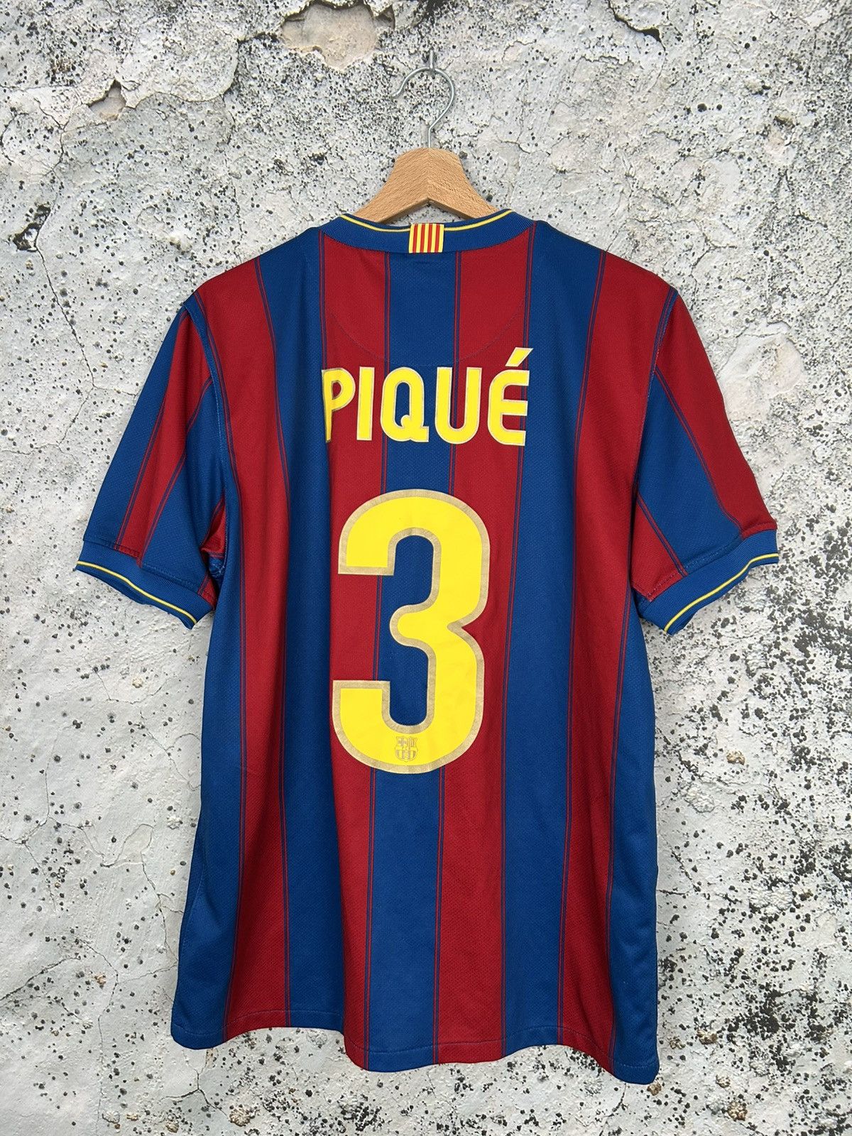 Nike FC Barcelona Pique #3 Nike Soccer Jersey Rare Football Sport Size US M / EU 48-50 / 2 - 1 Thumbnail