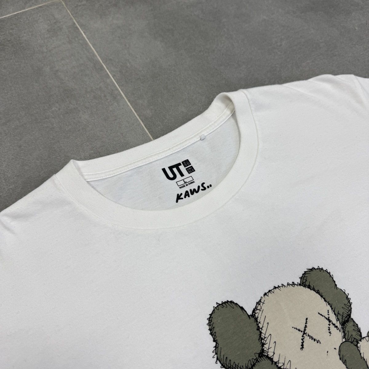 Kaws Uniqlo x Kaws Big Logo White T-Shirt Men Size L Size US L / EU 52-54 / 3 - 9 Thumbnail