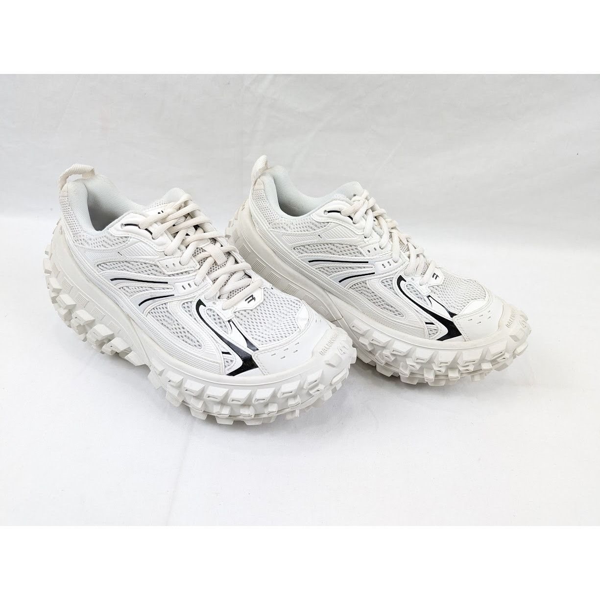 Balenciaga o1rshd1 Contrast Defender Bouncer in Eggshell/Black Size US 8 / EU 41 - 13 Thumbnail