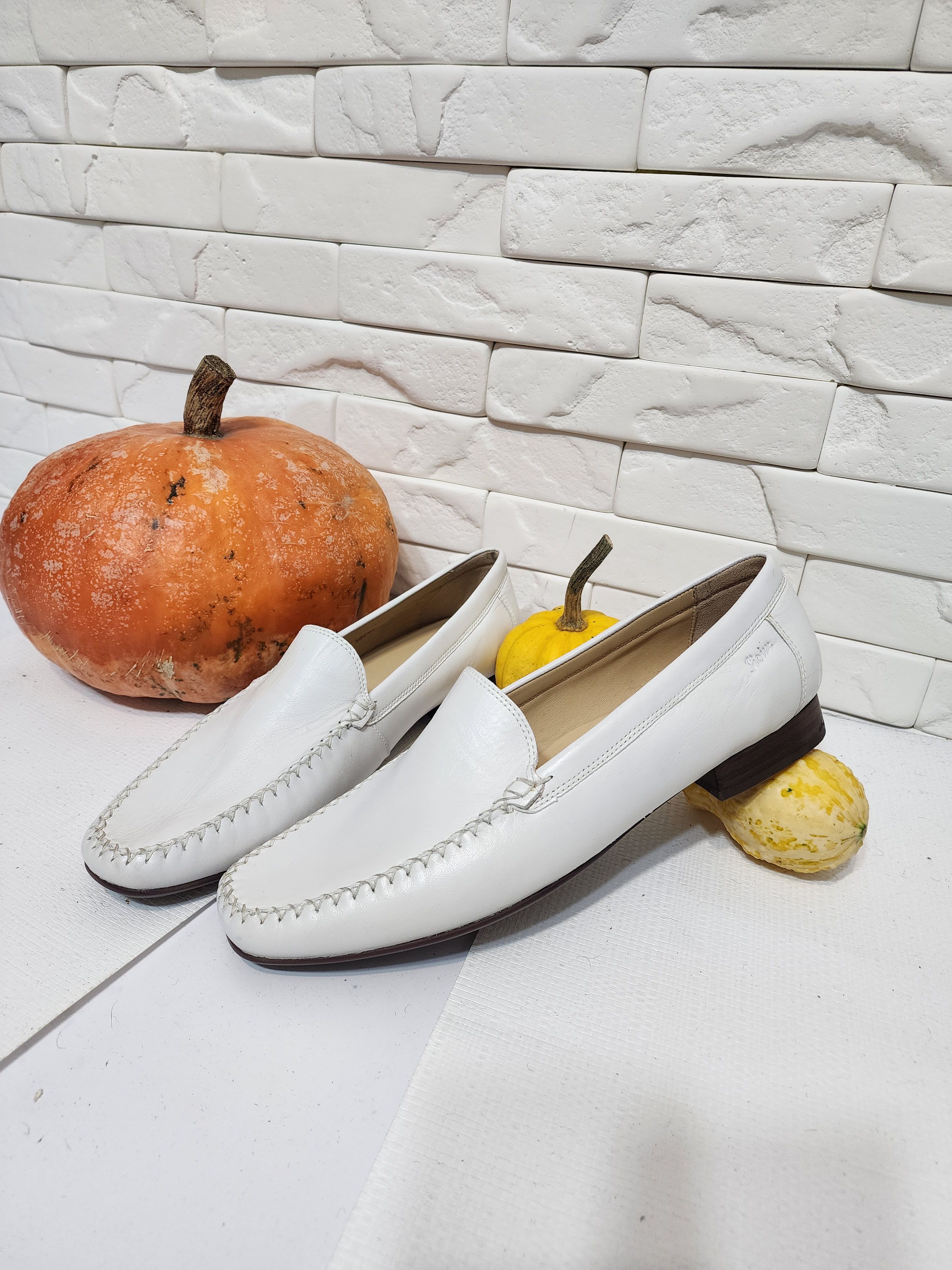 White Leather Shoes: Men's Classic Design