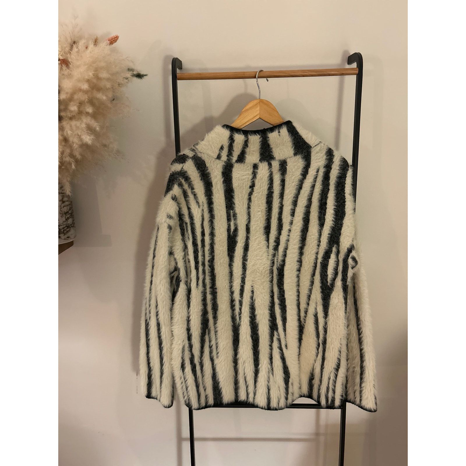 Anthropologie Anthropologie Fuzzy Zebra Print Sweater - Size Medium Size M / US 6-8 / IT 42-44 - 4 Thumbnail