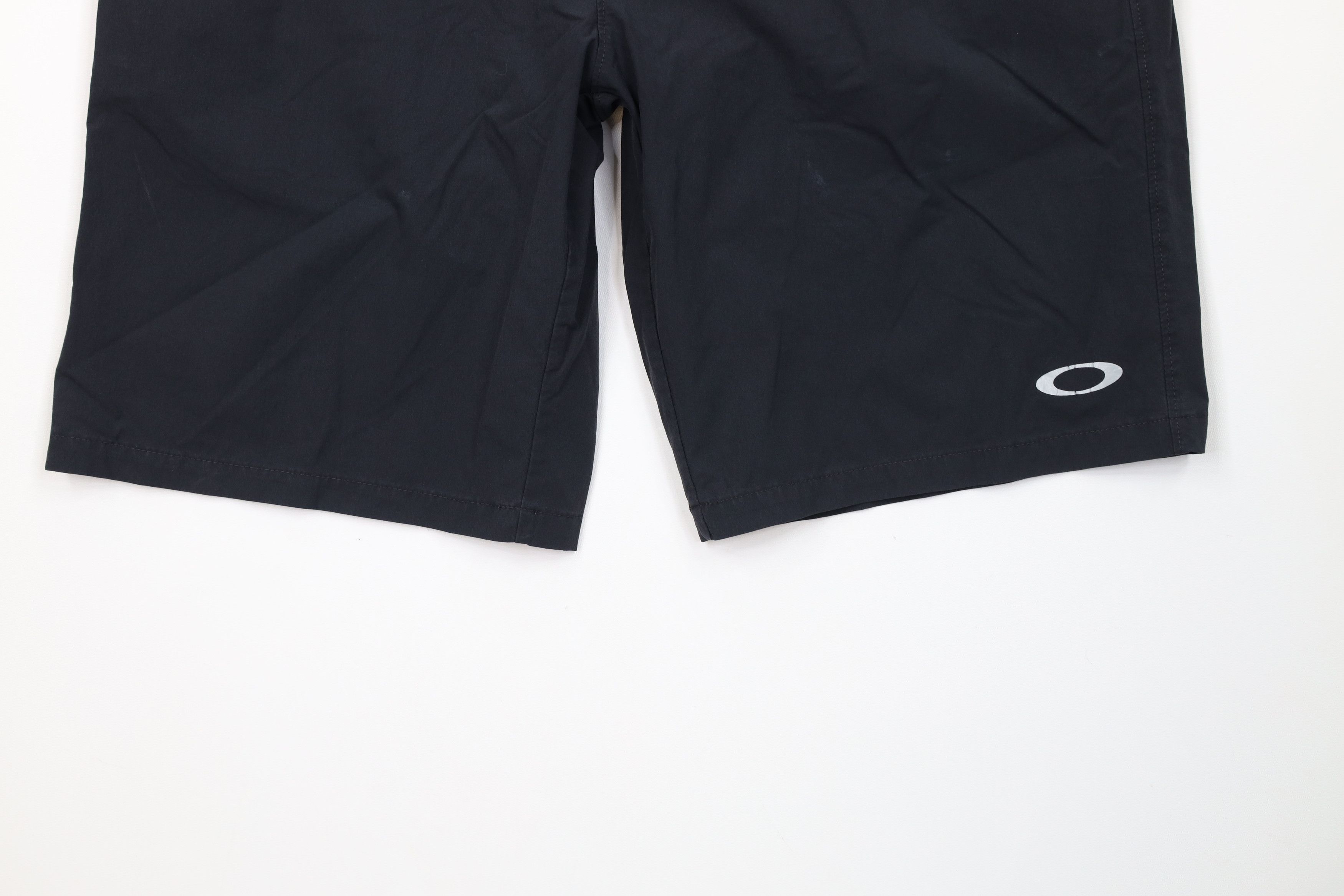 Oakley Vintage Oakley O Logo Above Knee Golf Chino Shorts Black Size US 34 / EU 50 - 4 Thumbnail