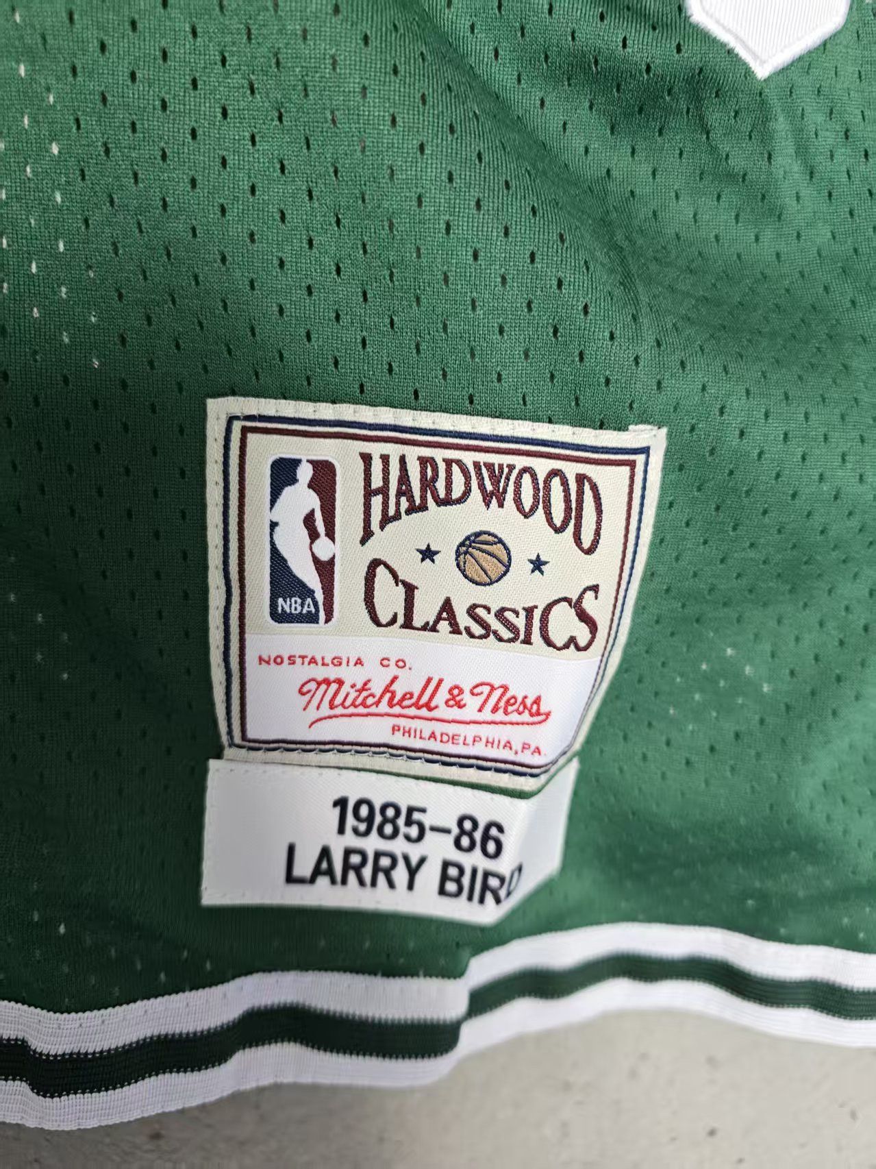 NBA Boston Celtics 33 Larry Bird Short XL Size US 36 / EU 52 - 6 Thumbnail