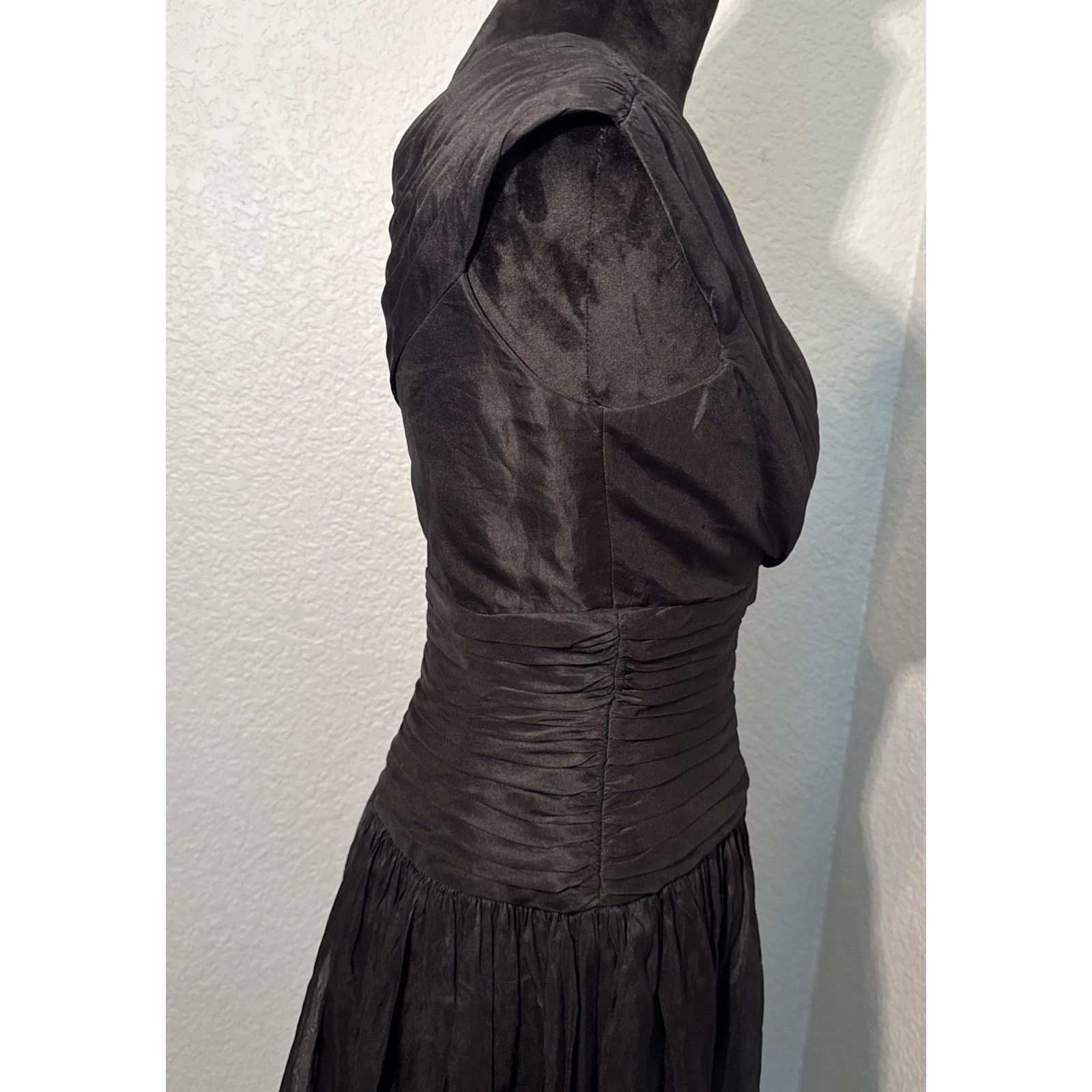 Tadashi Shoji Tadashi 100% Silk Black Dress Eyelet Cutouts In Skirt Size 2 Size XS / US 0-2 / IT 36-38 - 4 Thumbnail
