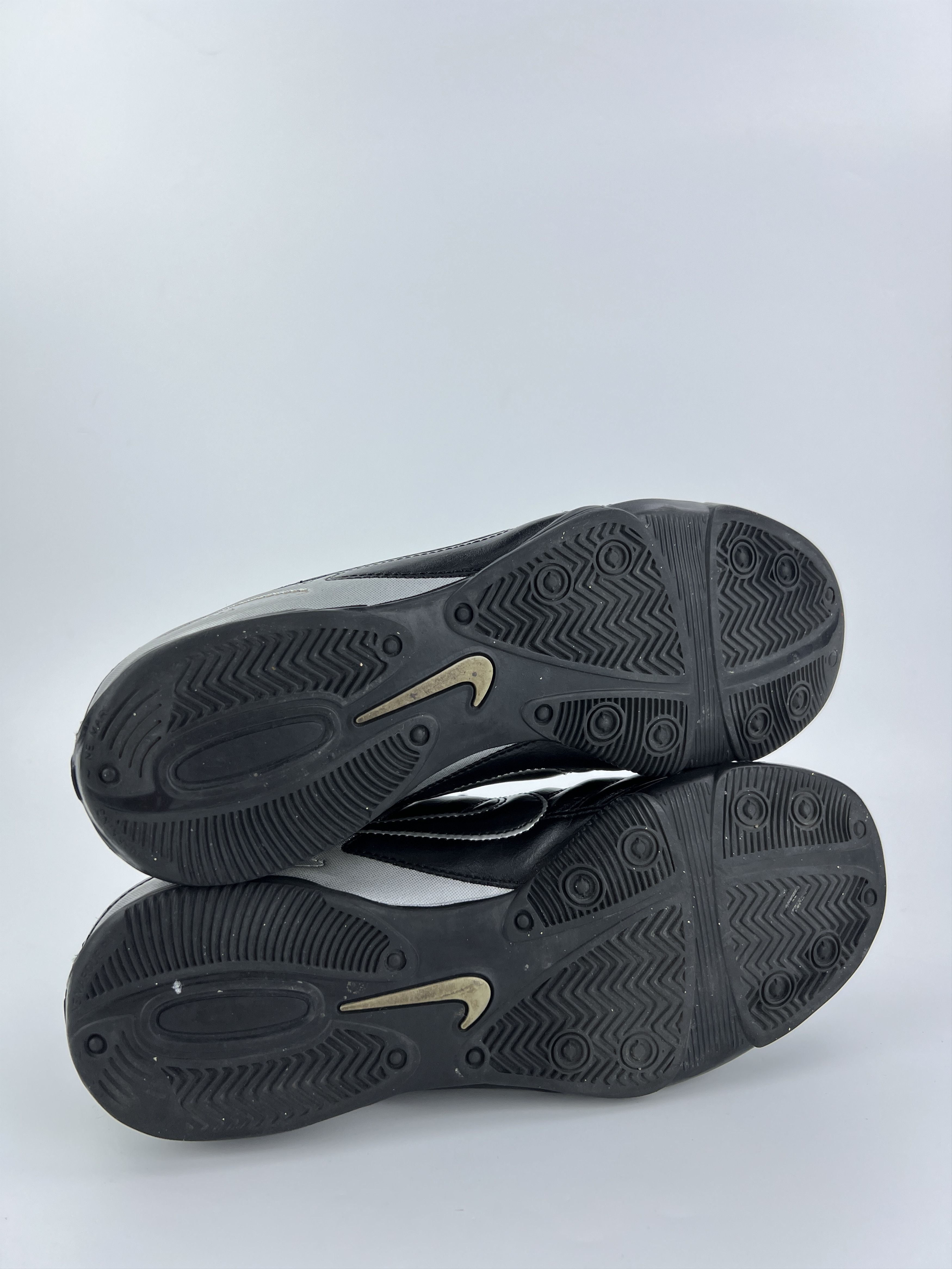 Nike Vintage 2009 Nike Football Black Leather Low Top Sneakers Size US 9.5 / EU 42-43 - 8 Thumbnail